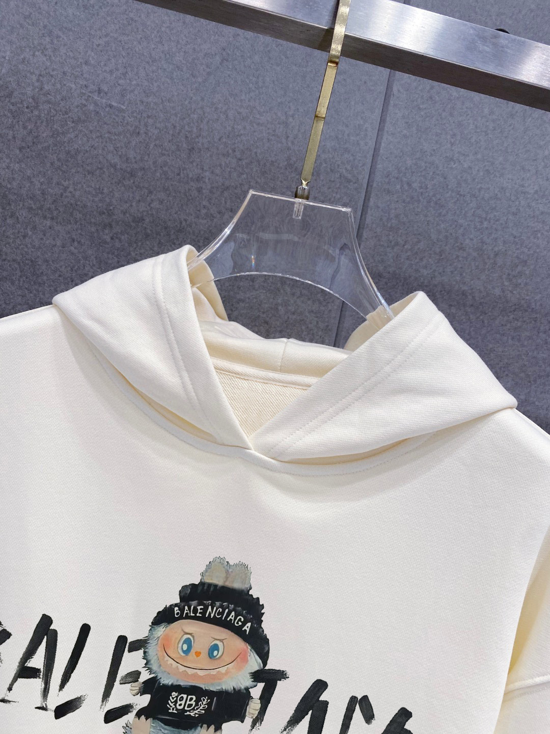 ￼ 拉布布 官网 新款潮牌字母印花双层重工字母图案不管是T桖还是卫衣都是每年的爆款单品 前幅大面积印花采