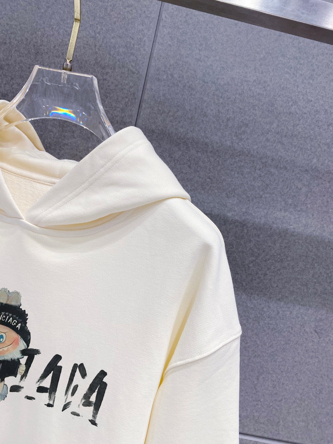 ￼ 拉布布 官网 新款潮牌字母印花双层重工字母图案不管是T桖还是卫衣都是每年的爆款单品 前幅大面积印花采