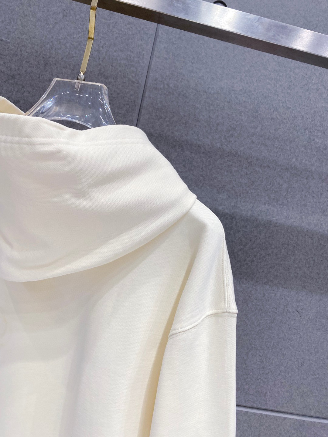 ￼ 拉布布 官网 新款潮牌字母印花双层重工字母图案不管是T桖还是卫衣都是每年的爆款单品 前幅大面积印花采