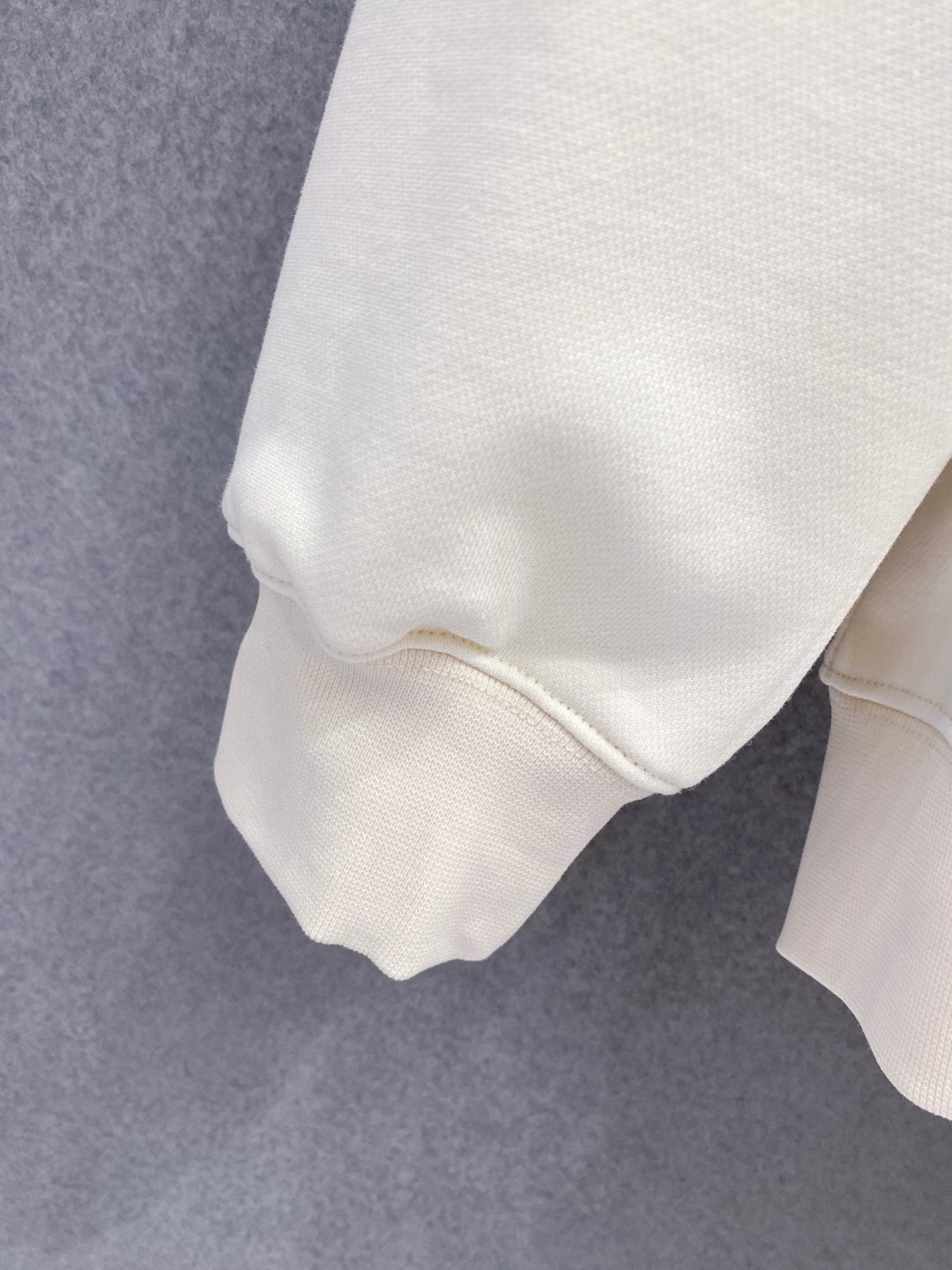 ￼ 拉布布 官网 新款潮牌字母印花双层重工字母图案不管是T桖还是卫衣都是每年的爆款单品 前幅大面积印花采