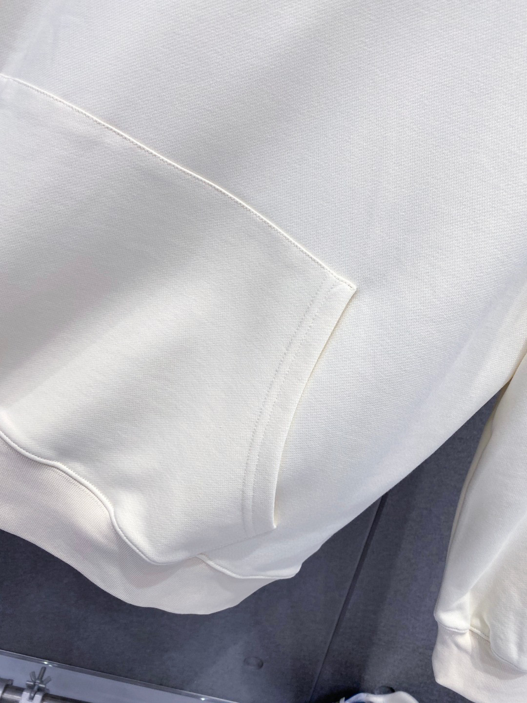 ￼ 拉布布 官网 新款潮牌字母印花双层重工字母图案不管是T桖还是卫衣都是每年的爆款单品 前幅大面积印花采