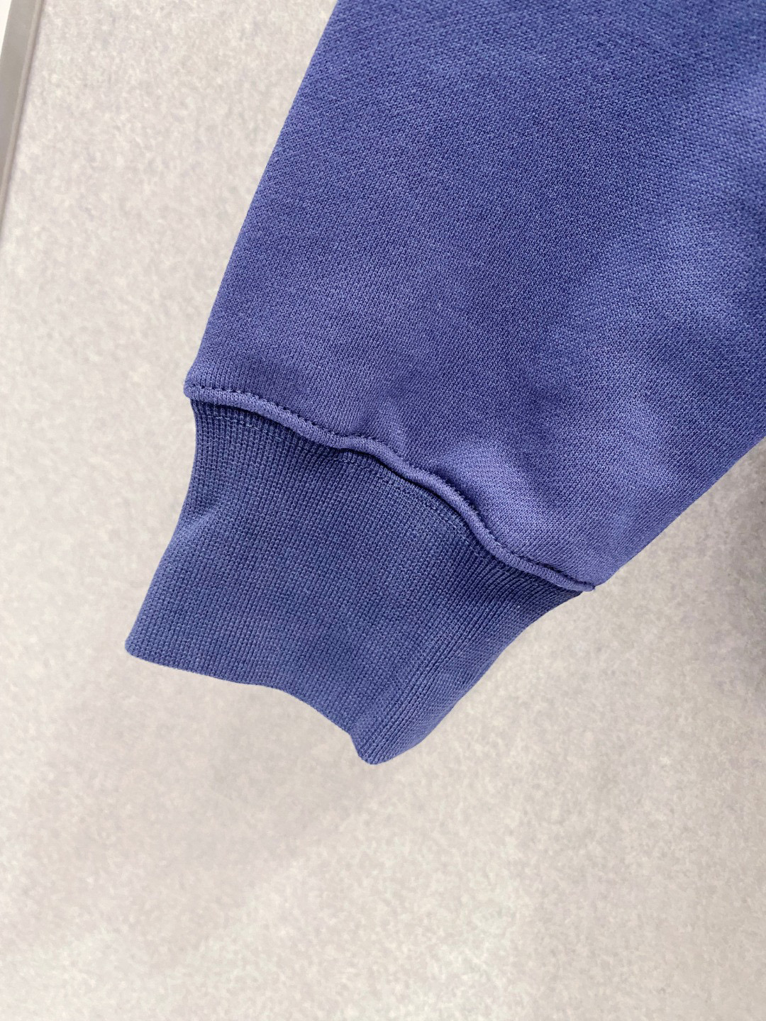 ￼ 拉布布 官网 新款潮牌字母印花双层重工字母图案不管是T桖还是卫衣都是每年的爆款单品 前幅大面积印花采