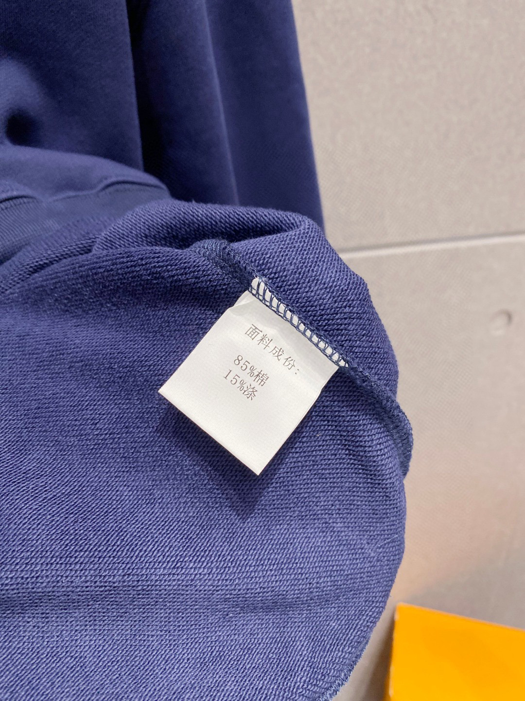 ￼ 拉布布 官网 新款潮牌字母印花双层重工字母图案不管是T桖还是卫衣都是每年的爆款单品 前幅大面积印花采