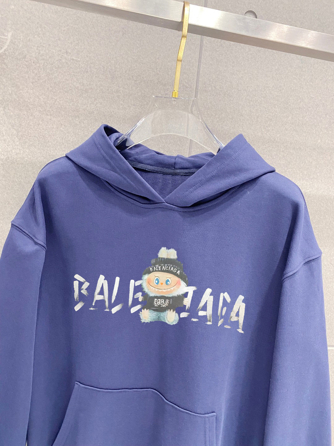 ￼ 拉布布 官网 新款潮牌字母印花双层重工字母图案不管是T桖还是卫衣都是每年的爆款单品 前幅大面积印花采