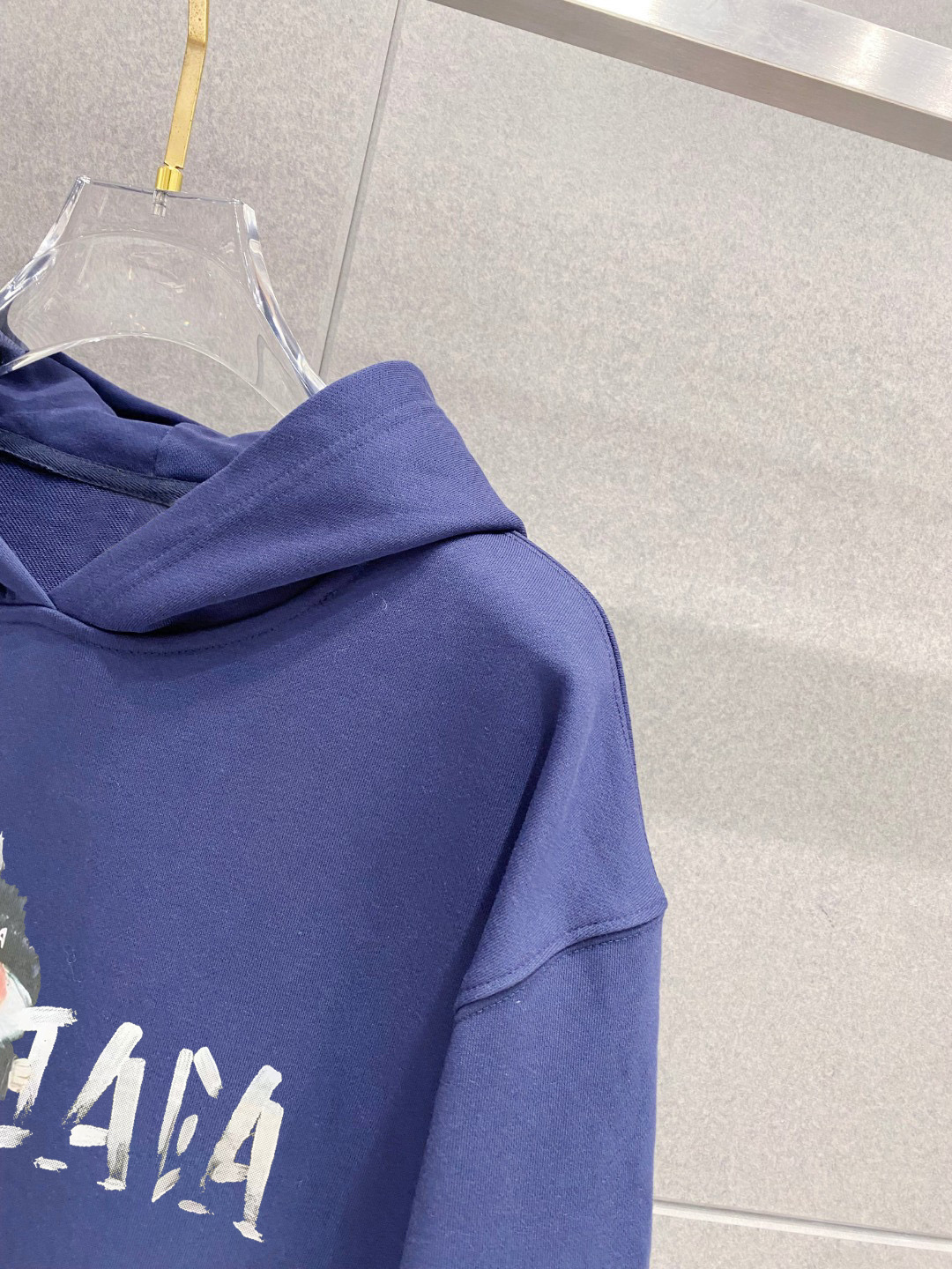 ￼ 拉布布 官网 新款潮牌字母印花双层重工字母图案不管是T桖还是卫衣都是每年的爆款单品 前幅大面积印花采