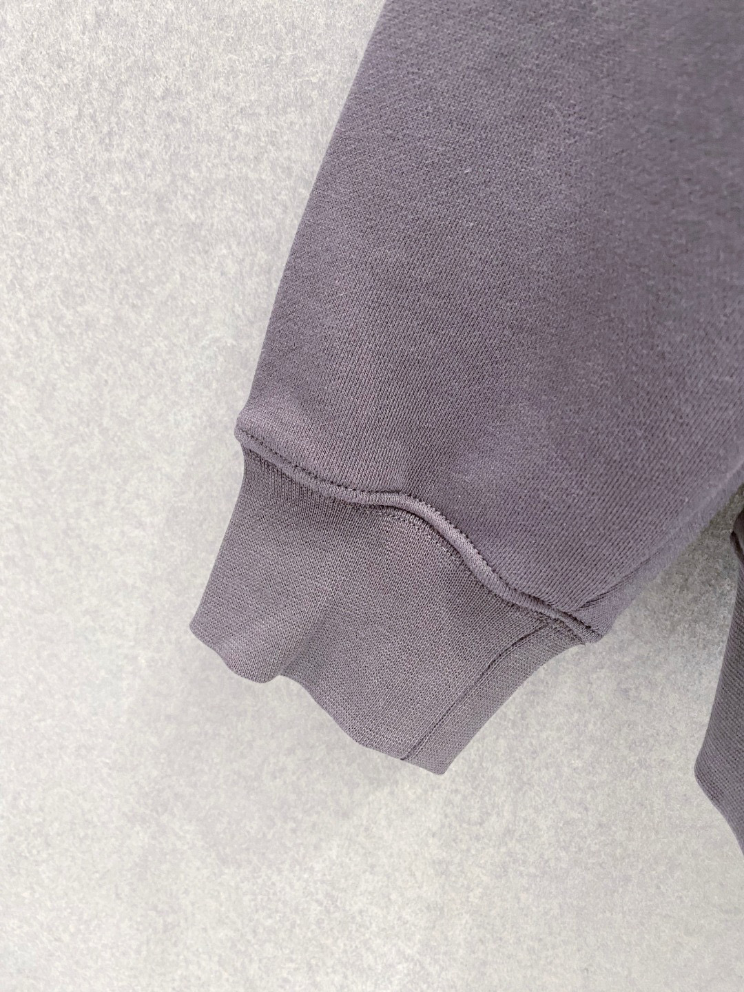 ￼ 拉布布 官网 新款潮牌字母印花双层重工字母图案不管是T桖还是卫衣都是每年的爆款单品 前幅大面积印花采