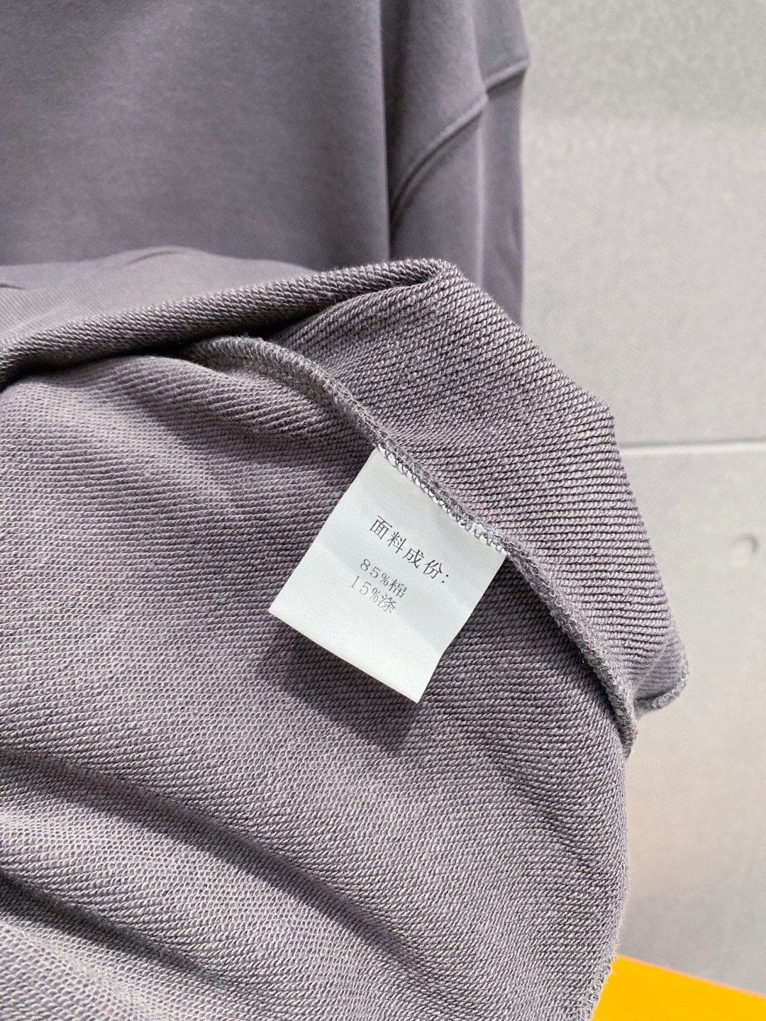 ￼ 拉布布 官网 新款潮牌字母印花双层重工字母图案不管是T桖还是卫衣都是每年的爆款单品 前幅大面积印花采