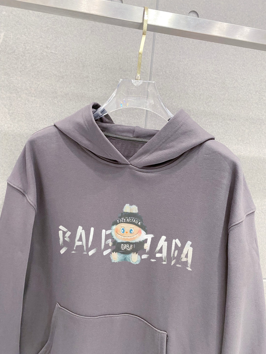 ￼ 拉布布 官网 新款潮牌字母印花双层重工字母图案不管是T桖还是卫衣都是每年的爆款单品 前幅大面积印花采