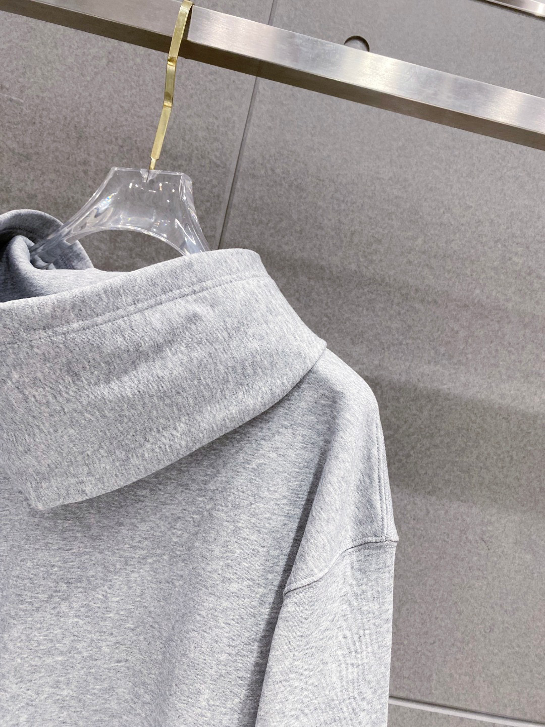 ￼ 拉布布 官网 新款潮牌字母印花双层重工字母图案不管是T桖还是卫衣都是每年的爆款单品 前幅大面积印花采