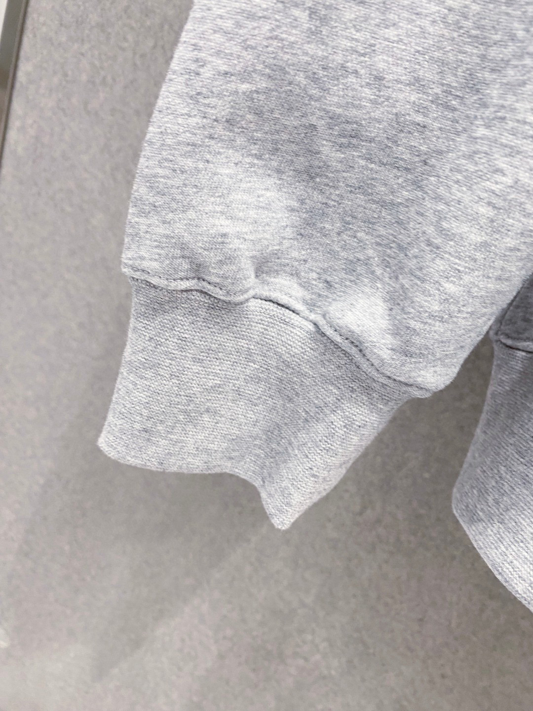 ￼ 拉布布 官网 新款潮牌字母印花双层重工字母图案不管是T桖还是卫衣都是每年的爆款单品 前幅大面积印花采