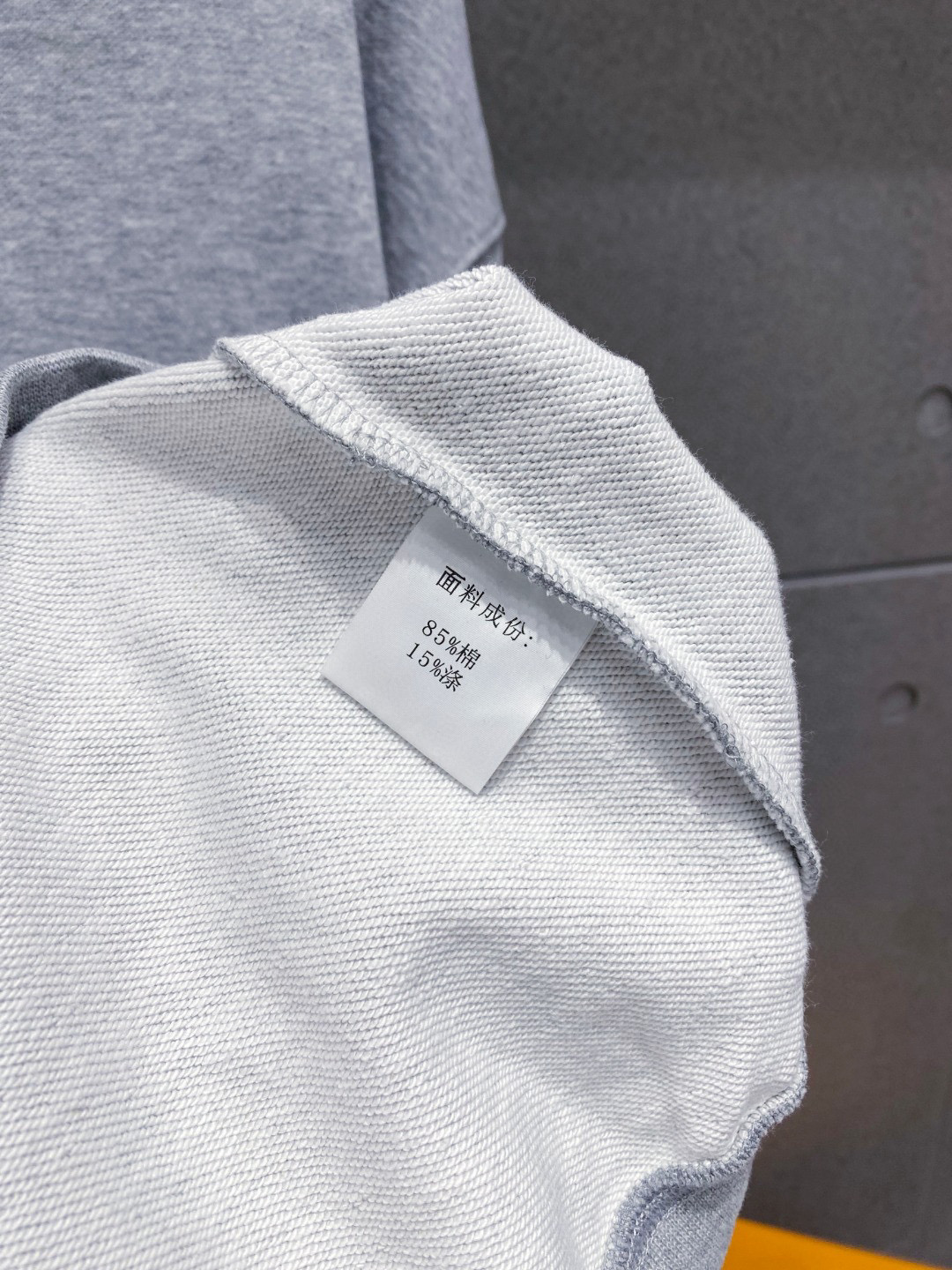 ￼ 拉布布 官网 新款潮牌字母印花双层重工字母图案不管是T桖还是卫衣都是每年的爆款单品 前幅大面积印花采