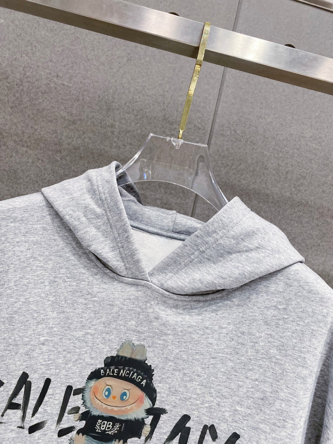 ￼ 拉布布 官网 新款潮牌字母印花双层重工字母图案不管是T桖还是卫衣都是每年的爆款单品 前幅大面积印花采