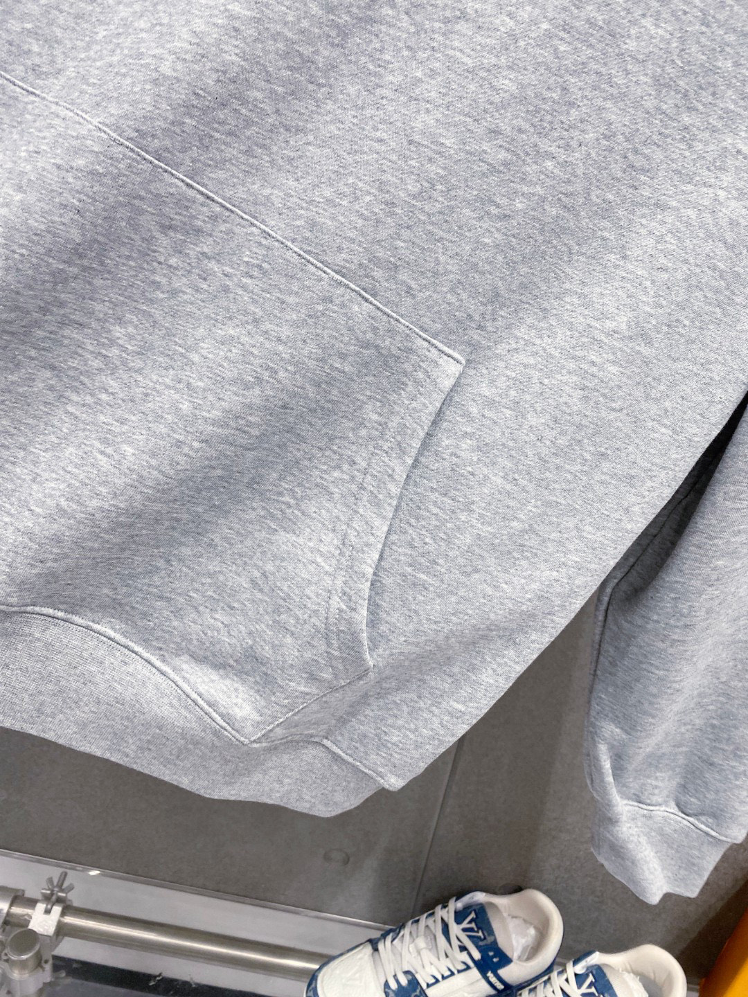 ￼ 拉布布 官网 新款潮牌字母印花双层重工字母图案不管是T桖还是卫衣都是每年的爆款单品 前幅大面积印花采