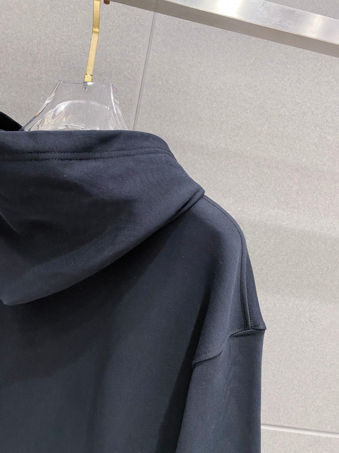 ￼ 拉布布 官网 新款潮牌字母印花双层重工字母图案不管是T桖还是卫衣都是每年的爆款单品 前幅大面积印花采