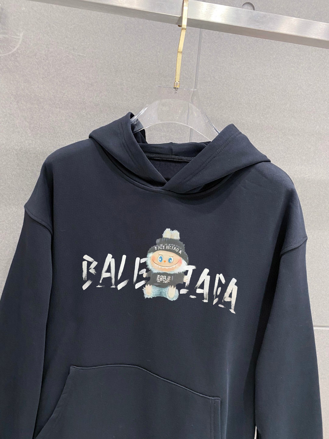 ￼ 拉布布 官网 新款潮牌字母印花双层重工字母图案不管是T桖还是卫衣都是每年的爆款单品 前幅大面积印花采