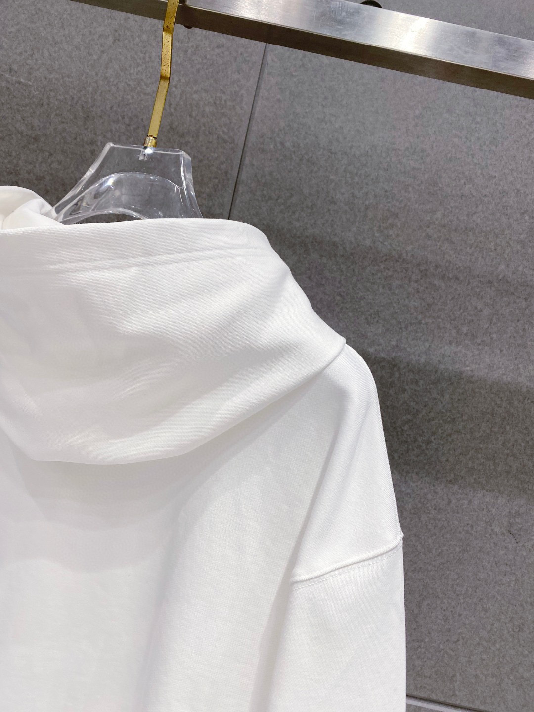 ￼ 拉布布 官网 新款潮牌字母印花双层重工字母图案不管是T桖还是卫衣都是每年的爆款单品 前幅大面积印花采