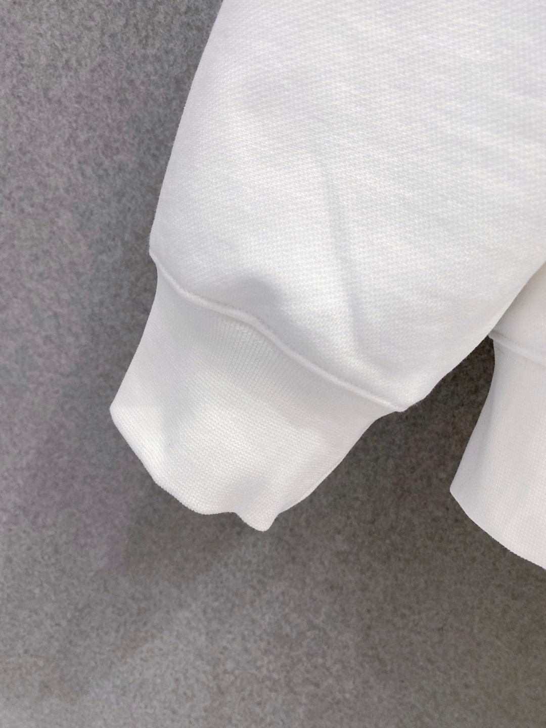 ￼ 拉布布 官网 新款潮牌字母印花双层重工字母图案不管是T桖还是卫衣都是每年的爆款单品 前幅大面积印花采