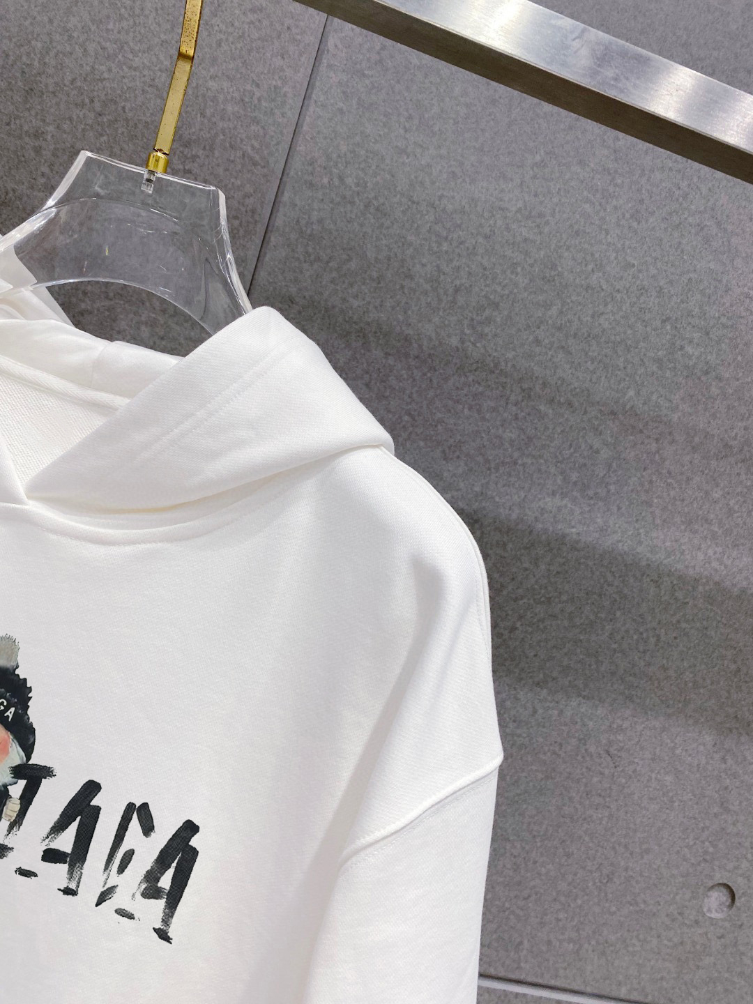 ￼ 拉布布 官网 新款潮牌字母印花双层重工字母图案不管是T桖还是卫衣都是每年的爆款单品 前幅大面积印花采