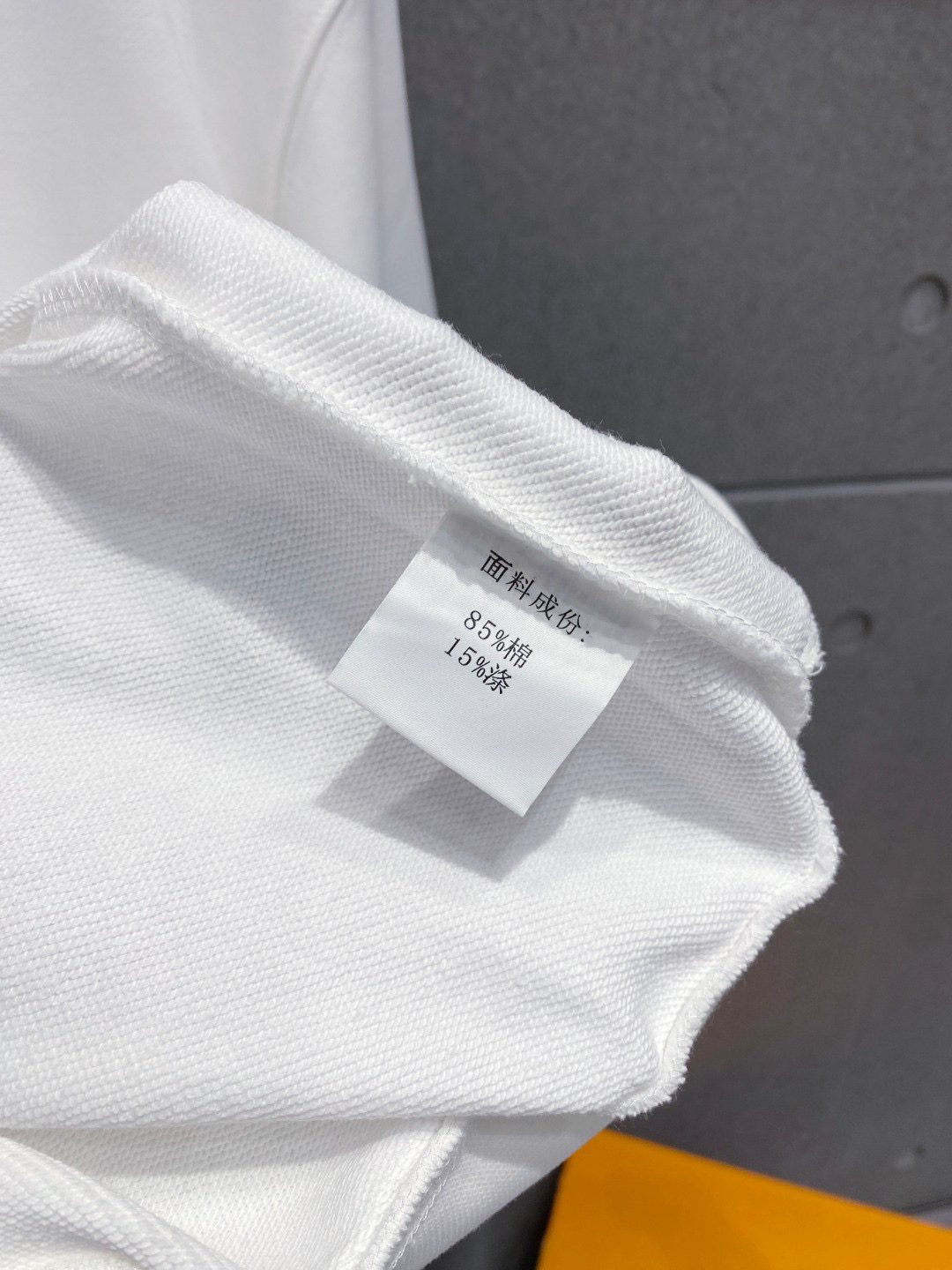 ￼ 拉布布 官网 新款潮牌字母印花双层重工字母图案不管是T桖还是卫衣都是每年的爆款单品 前幅大面积印花采