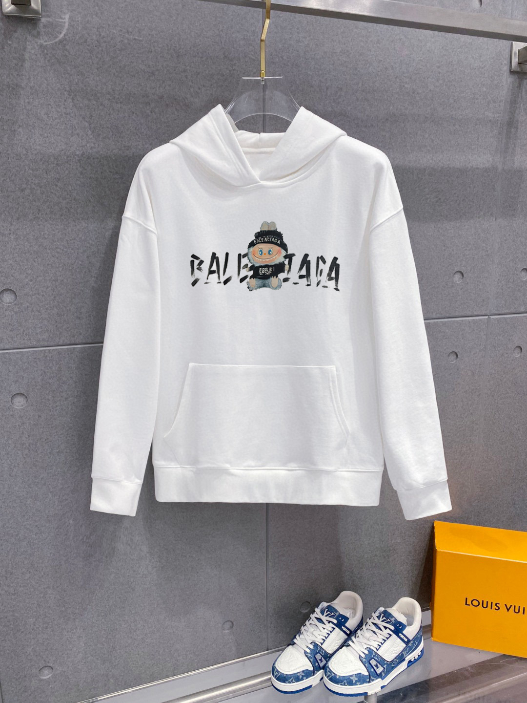 ￼ 拉布布 官网 新款潮牌字母印花双层重工字母图案不管是T桖还是卫衣都是每年的爆款单品 前幅大面积印花采