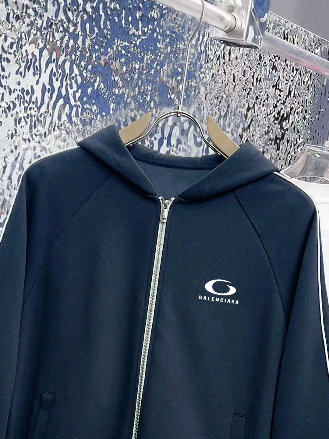 ￼ ￼ ￼ ￼ ￼ ￼ ￼ ￼ ￼ ￼ ￼ 巴黎世家 官网同步发行 胸前印花品牌logo 功能性 机能运