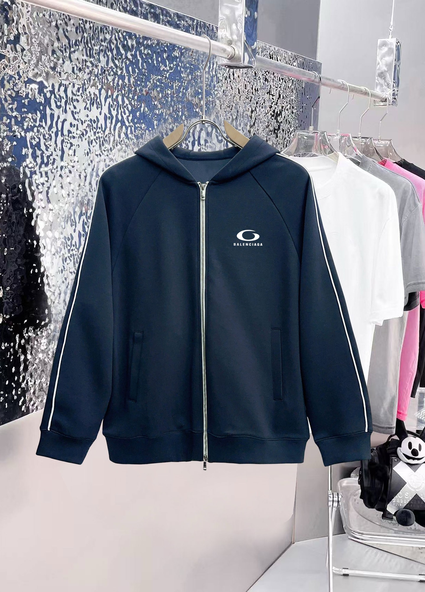 ￼ ￼ ￼ ￼ ￼ ￼ ￼ ￼ ￼ ￼ ￼ 巴黎世家 官网同步发行 胸前印花品牌logo 功能性 机能运