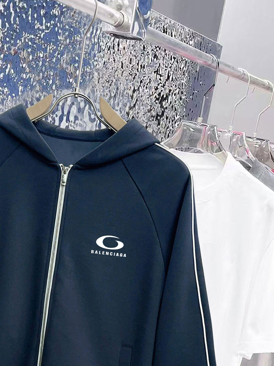 ￼ ￼ ￼ ￼ ￼ ￼ ￼ ￼ ￼ ￼ ￼ 巴黎世家 官网同步发行 胸前印花品牌logo 功能性 机能运