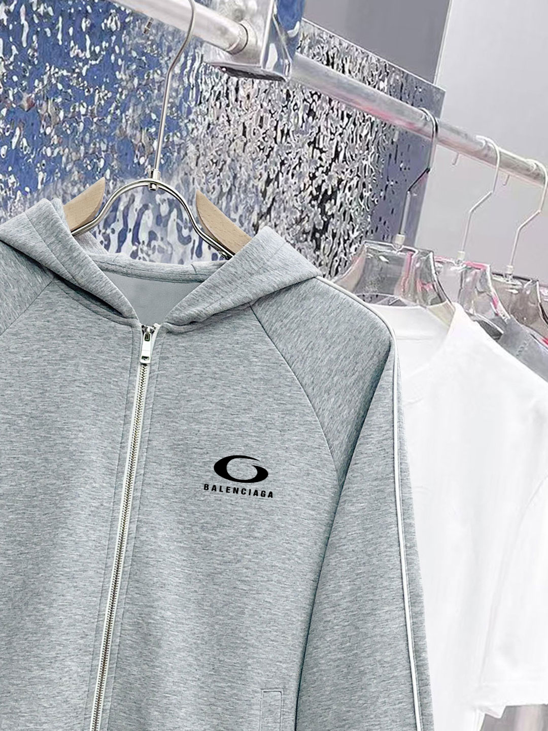 ￼ ￼ ￼ ￼ ￼ ￼ ￼ ￼ ￼ ￼ ￼ 巴黎世家 官网同步发行 胸前印花品牌logo 功能性 机能运