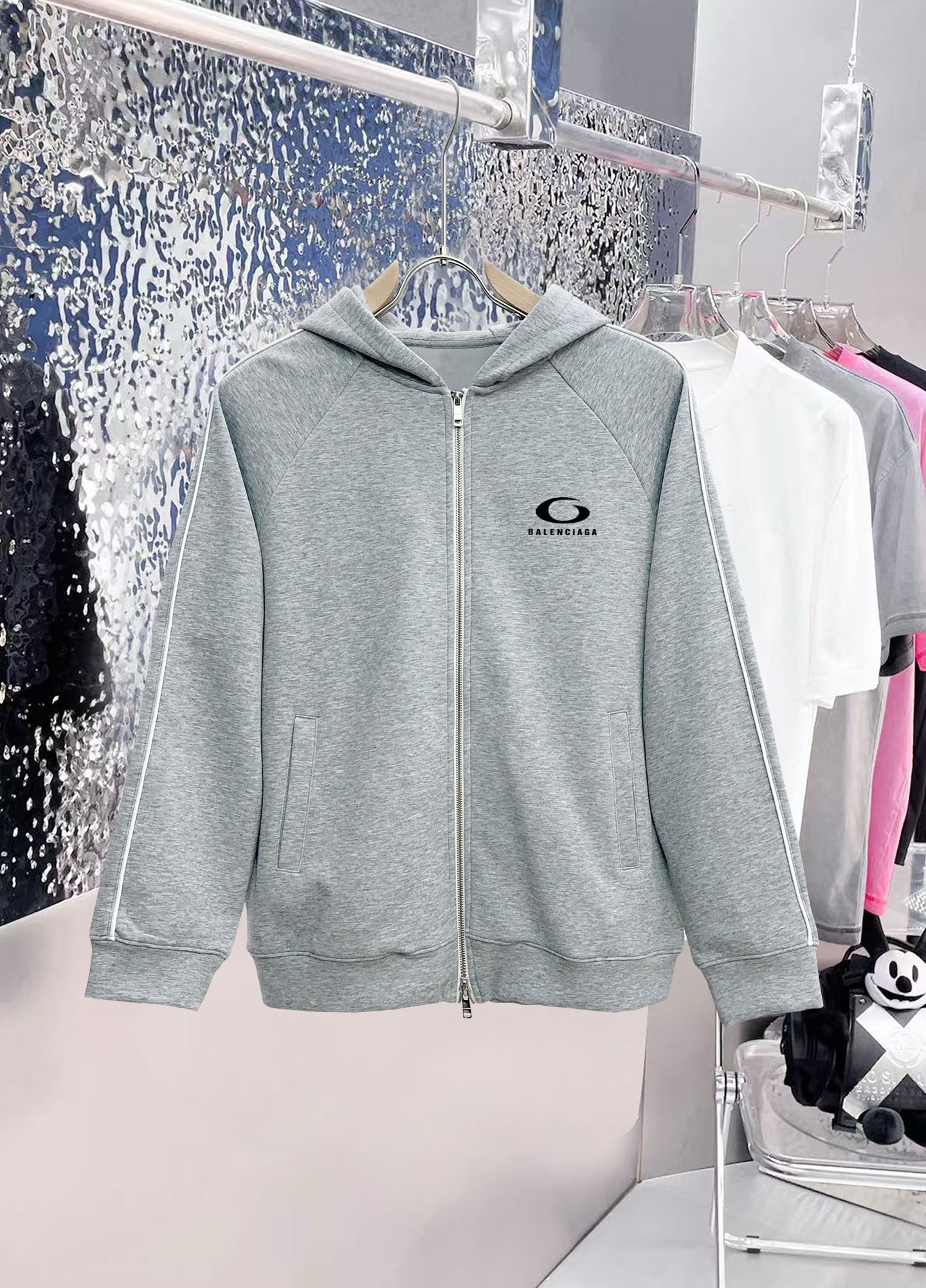 ￼ ￼ ￼ ￼ ￼ ￼ ￼ ￼ ￼ ￼ ￼ 巴黎世家 官网同步发行 胸前印花品牌logo 功能性 机能运