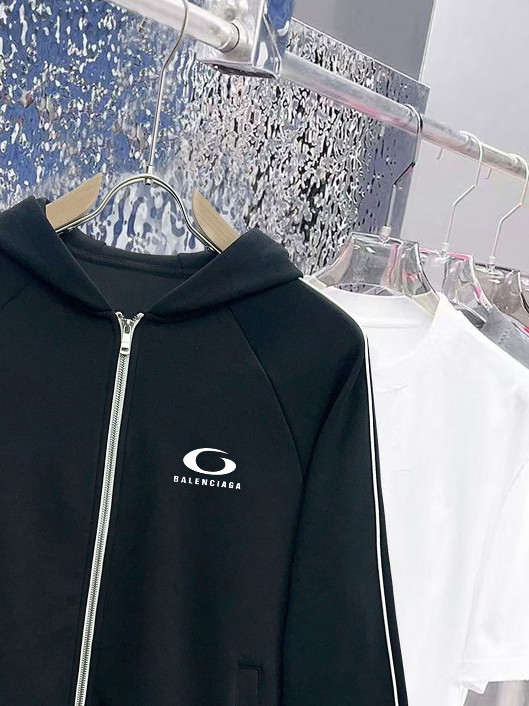 ￼ ￼ ￼ ￼ ￼ ￼ ￼ ￼ ￼ ￼ ￼ 巴黎世家 官网同步发行 胸前印花品牌logo 功能性 机能运