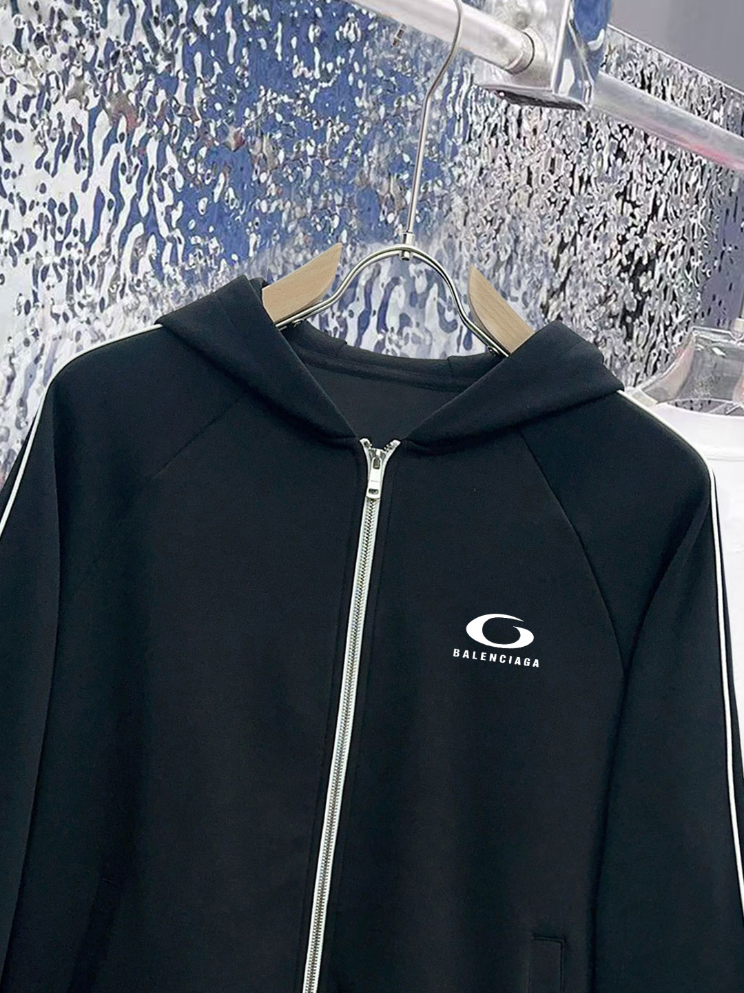 ￼ ￼ ￼ ￼ ￼ ￼ ￼ ￼ ￼ ￼ ￼ 巴黎世家 官网同步发行 胸前印花品牌logo 功能性 机能运