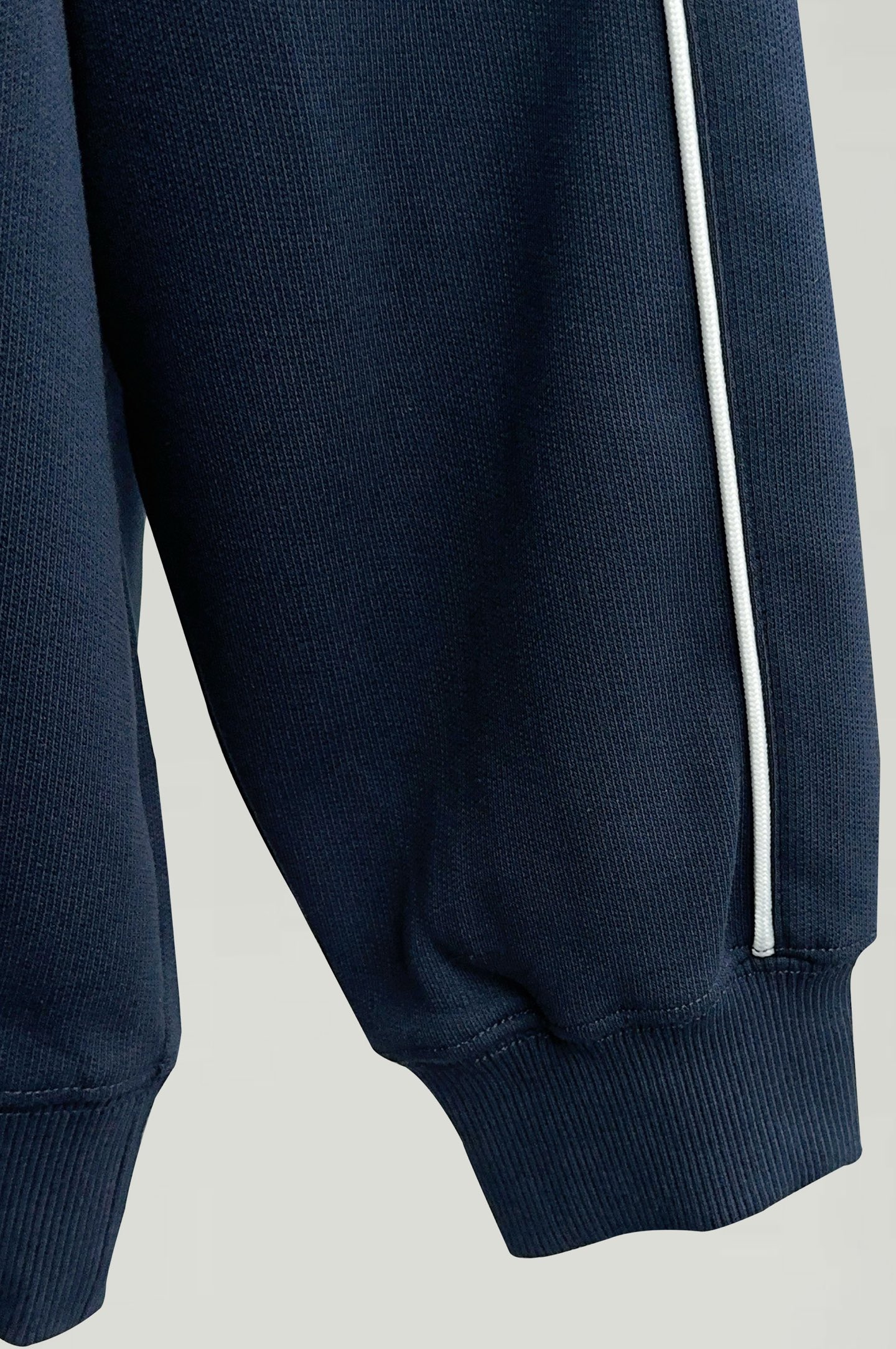 ￼ ￼ ￼ ￼ ￼ ￼ ￼ ￼ ￼ ￼ ￼ 巴黎世家 官网同步发行 胸前印花品牌logo 功能性 机能运