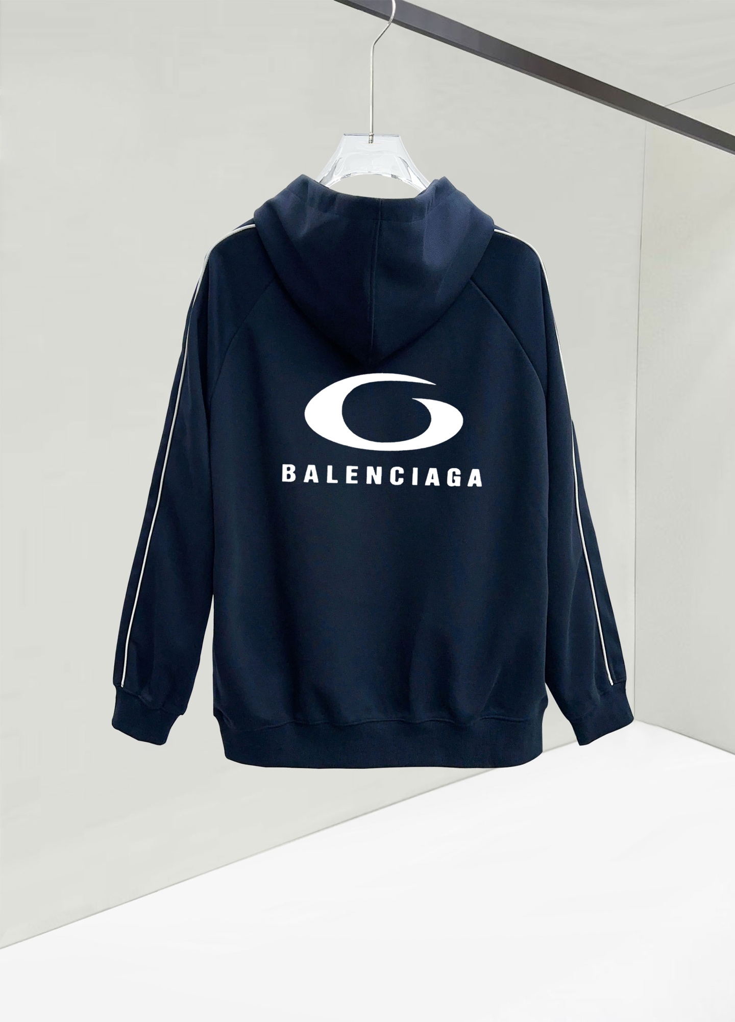 ￼ ￼ ￼ ￼ ￼ ￼ ￼ ￼ ￼ ￼ ￼ 巴黎世家 官网同步发行 胸前印花品牌logo 功能性 机能运