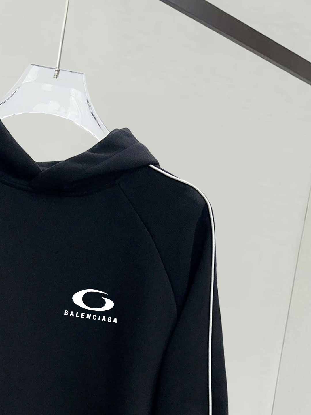 ￼ ￼ ￼ ￼ ￼ ￼ ￼ ￼ ￼ ￼ ￼ 巴黎世家 官网同步发行 胸前印花品牌logo 功能性 机能运