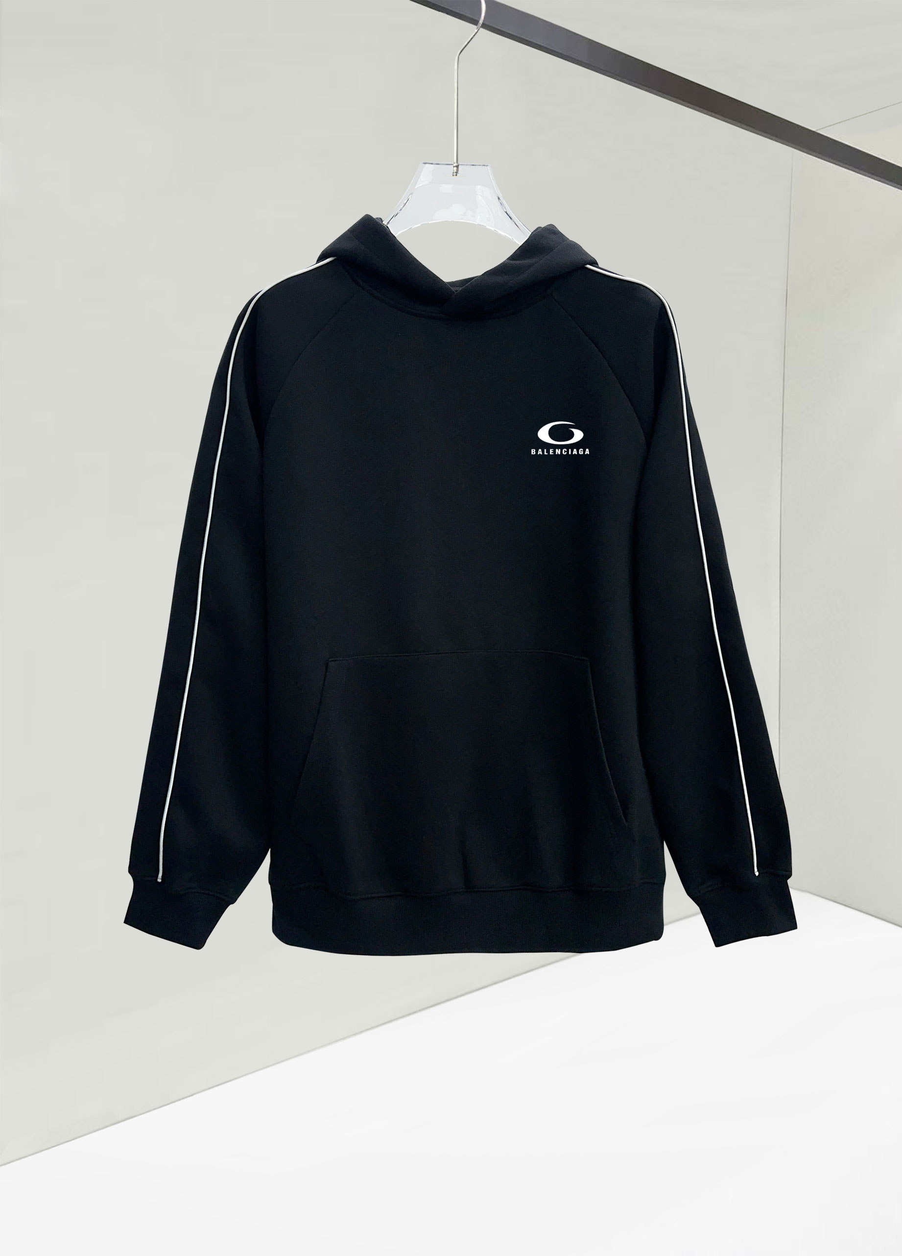 ￼ ￼ ￼ ￼ ￼ ￼ ￼ ￼ ￼ ￼ ￼ 巴黎世家 官网同步发行 胸前印花品牌logo 功能性 机能运