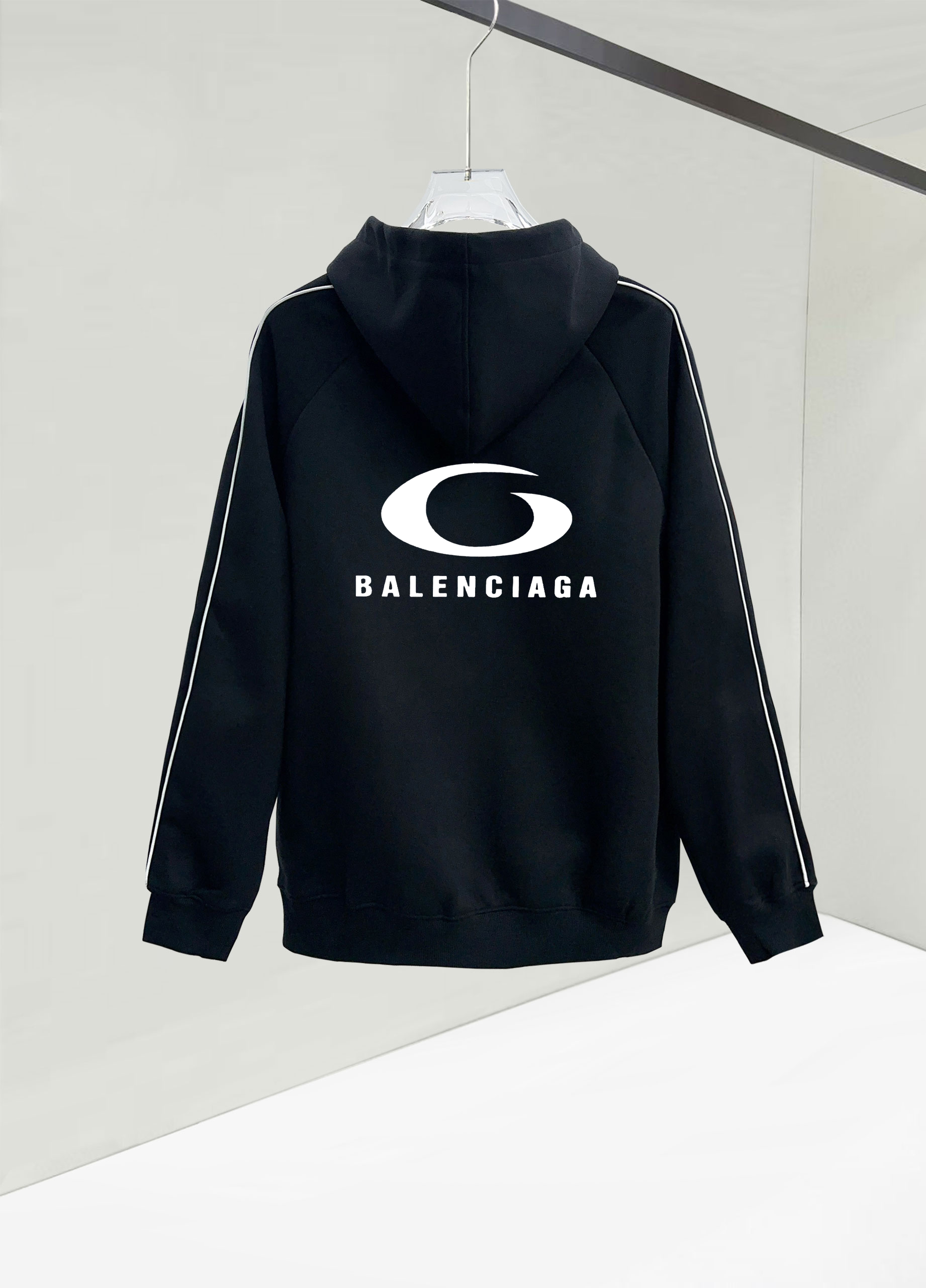 ￼ ￼ ￼ ￼ ￼ ￼ ￼ ￼ ￼ ￼ ￼ 巴黎世家 官网同步发行 胸前印花品牌logo 功能性 机能运