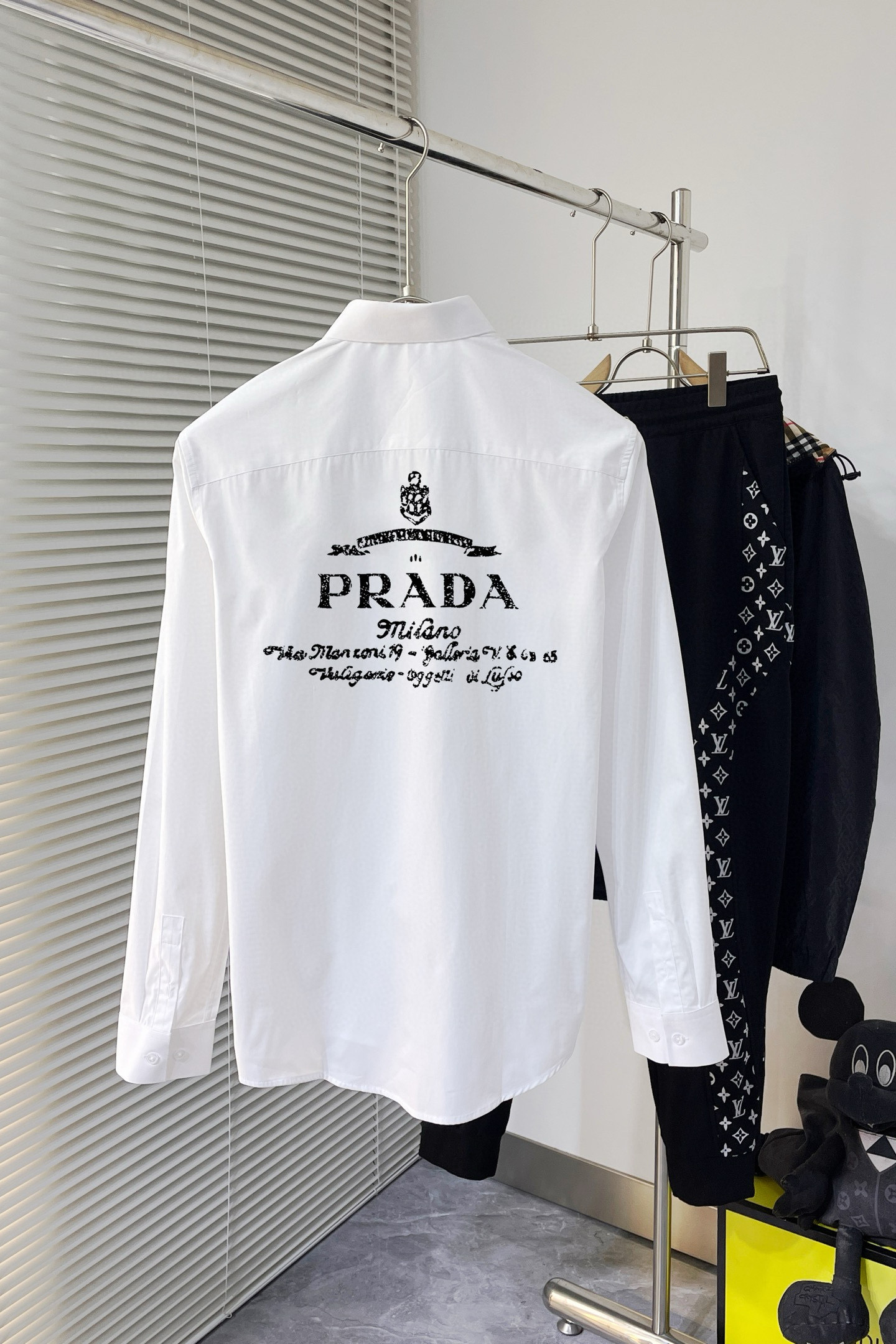 ￼ ￼ ￼ ￼ 普拉达 专柜最新款男士必备款长袖衬衫，100%天然棉，舒服透气，原单狠货，原版面料，柔软