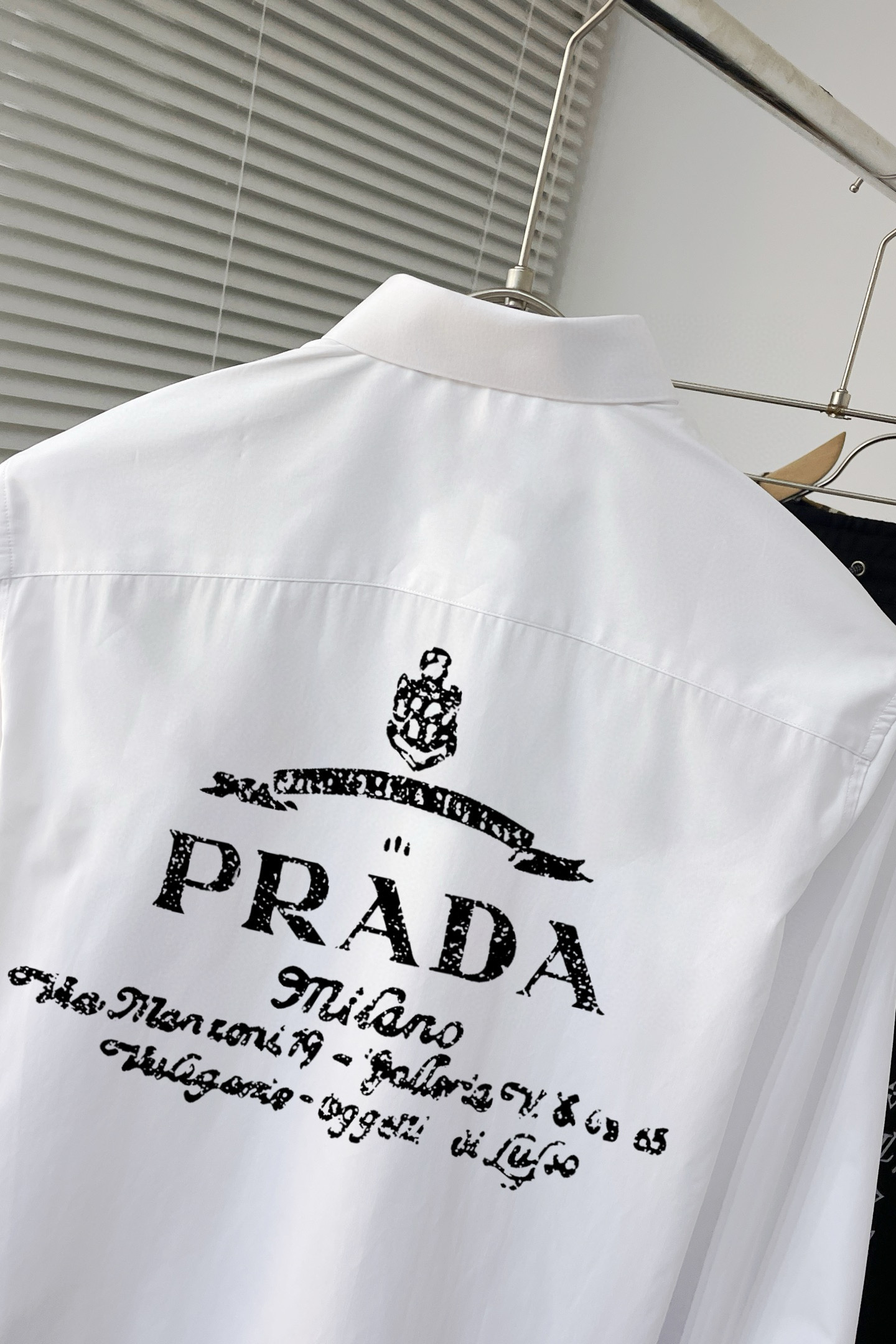 ￼ ￼ ￼ ￼ 普拉达 专柜最新款男士必备款长袖衬衫，100%天然棉，舒服透气，原单狠货，原版面料，柔软