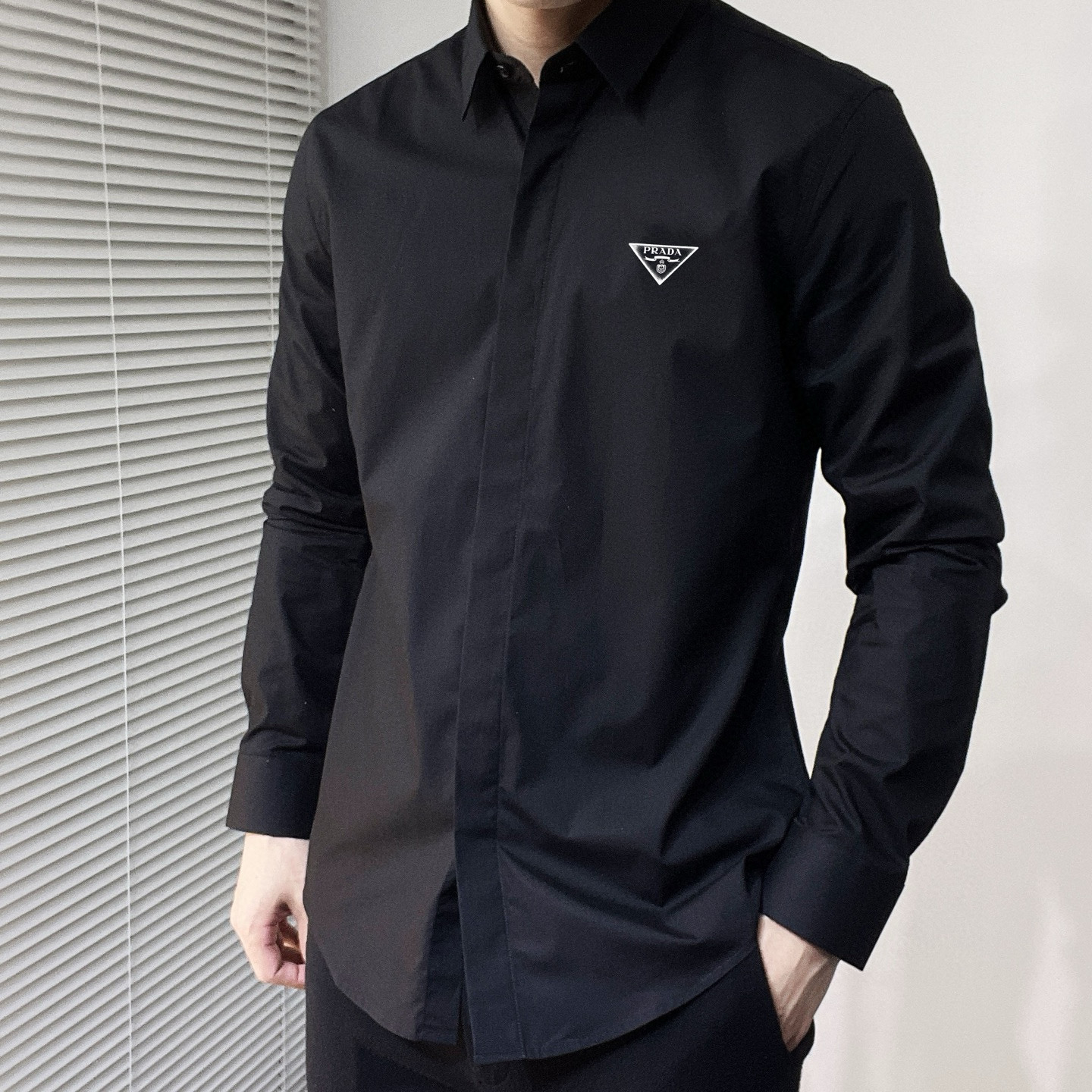 ￼ ￼ ￼ ￼ 普拉达 专柜最新款男士必备款长袖衬衫，100%天然棉，舒服透气，原单狠货，原版面料，柔软