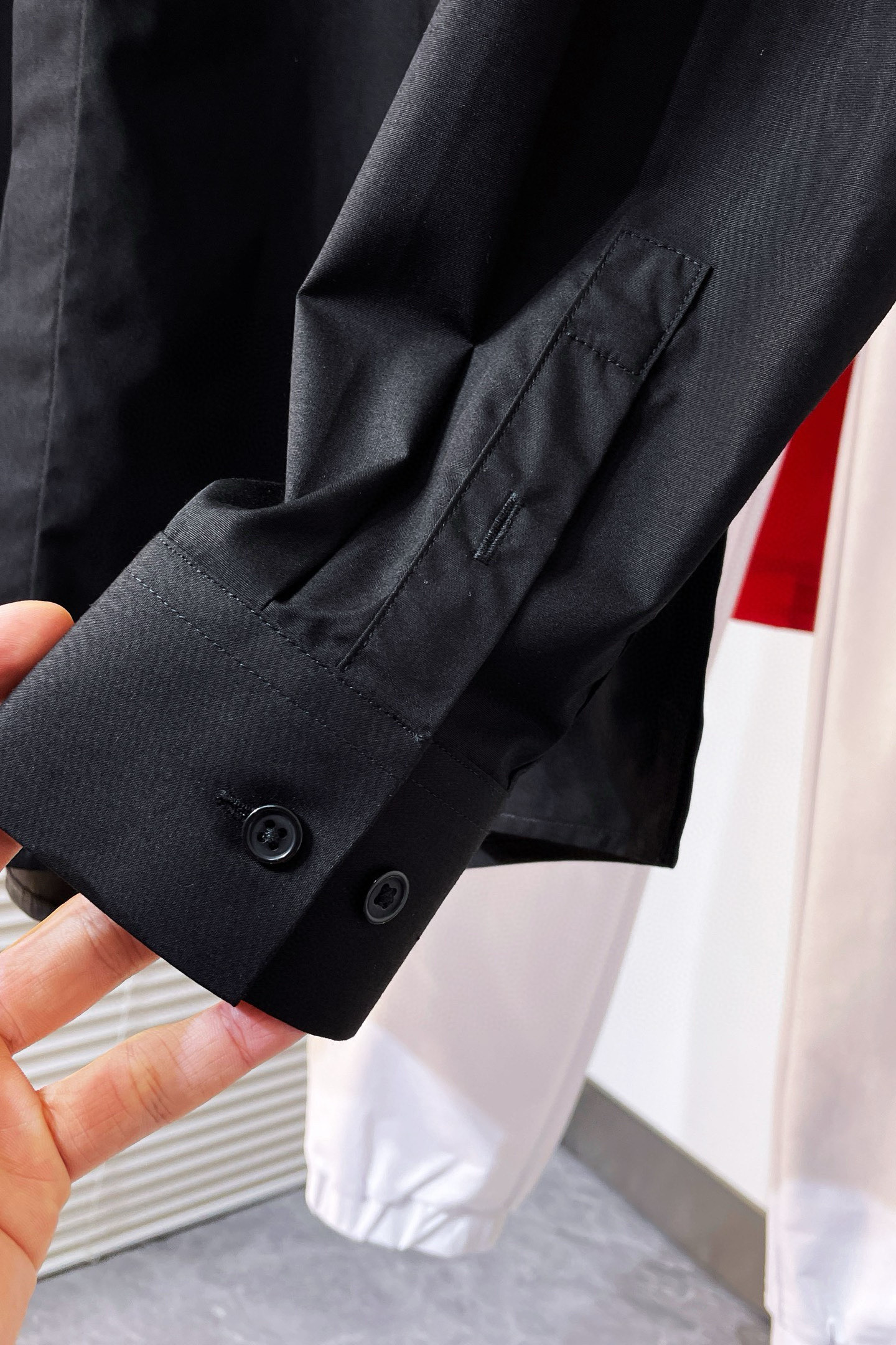 ￼ ￼ ￼ ￼ 普拉达 专柜最新款男士必备款长袖衬衫，100%天然棉，舒服透气，原单狠货，原版面料，柔软