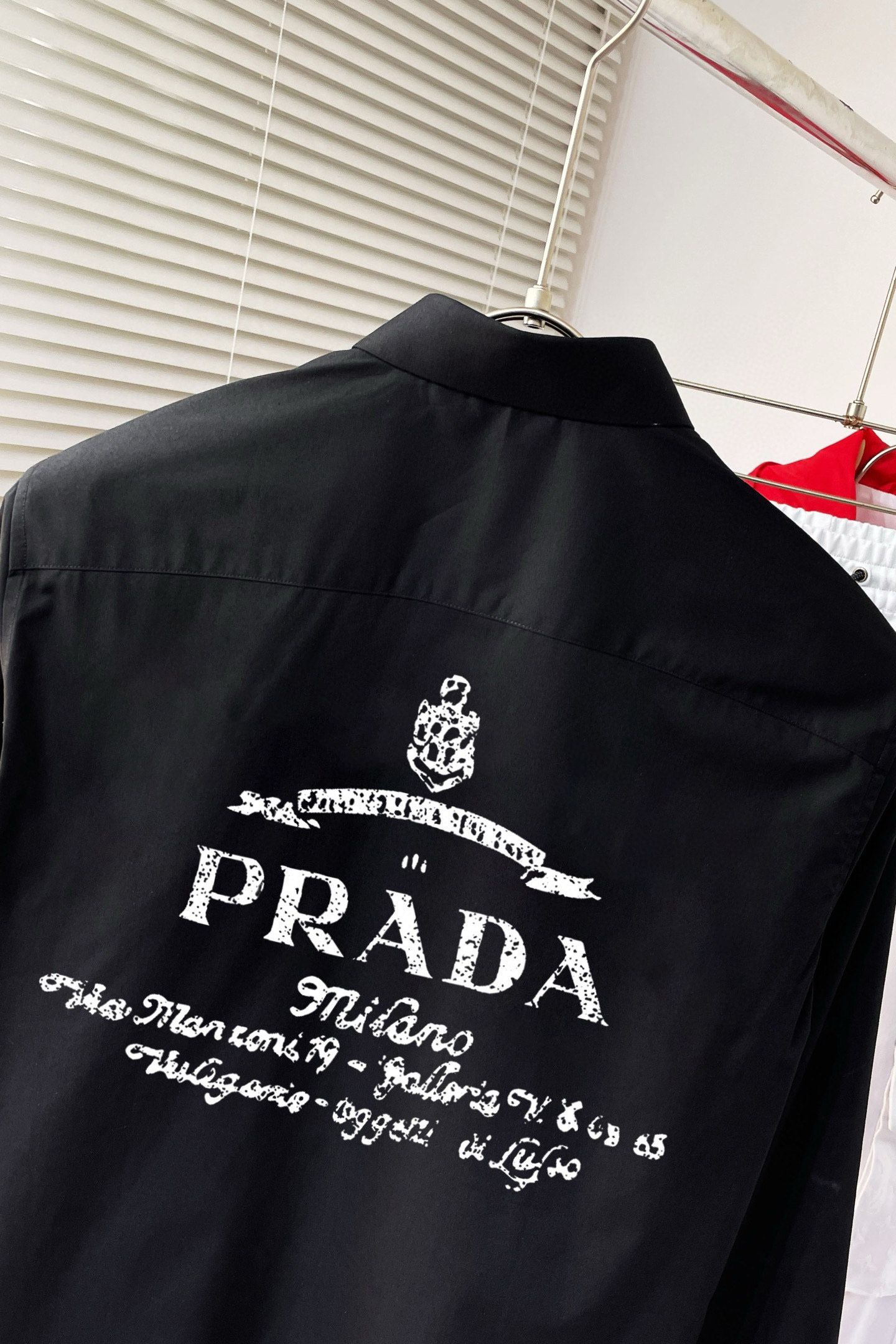 ￼ ￼ ￼ ￼ 普拉达 专柜最新款男士必备款长袖衬衫，100%天然棉，舒服透气，原单狠货，原版面料，柔软