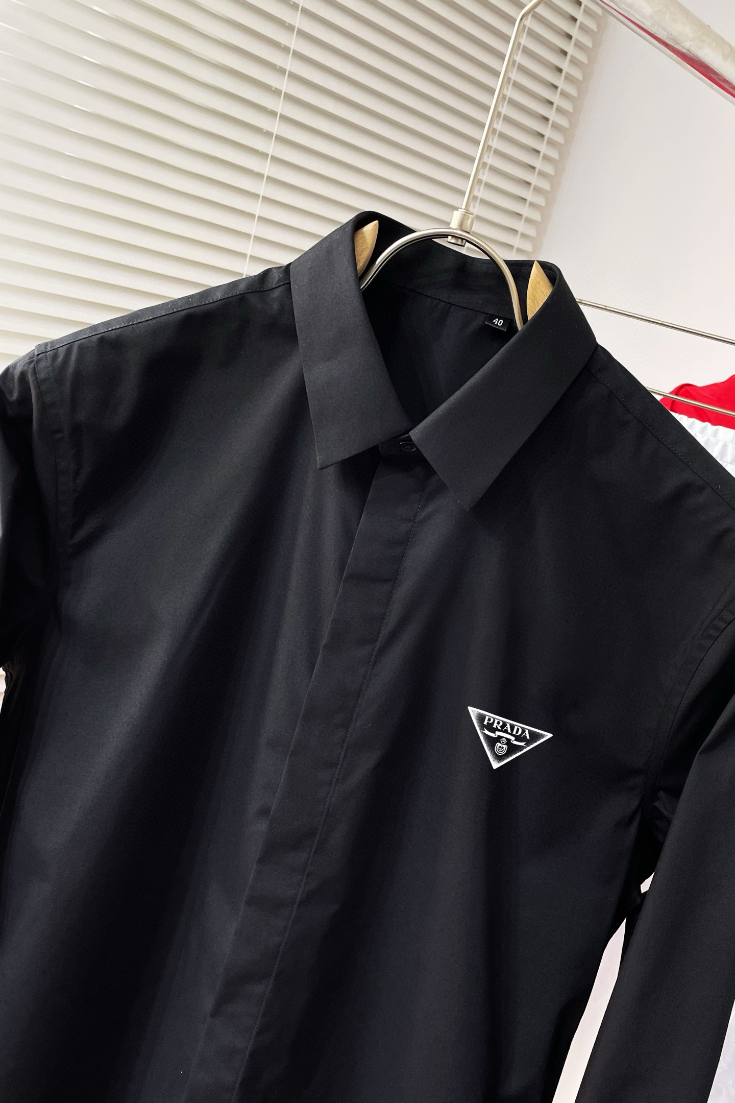 ￼ ￼ ￼ ￼ 普拉达 专柜最新款男士必备款长袖衬衫，100%天然棉，舒服透气，原单狠货，原版面料，柔软