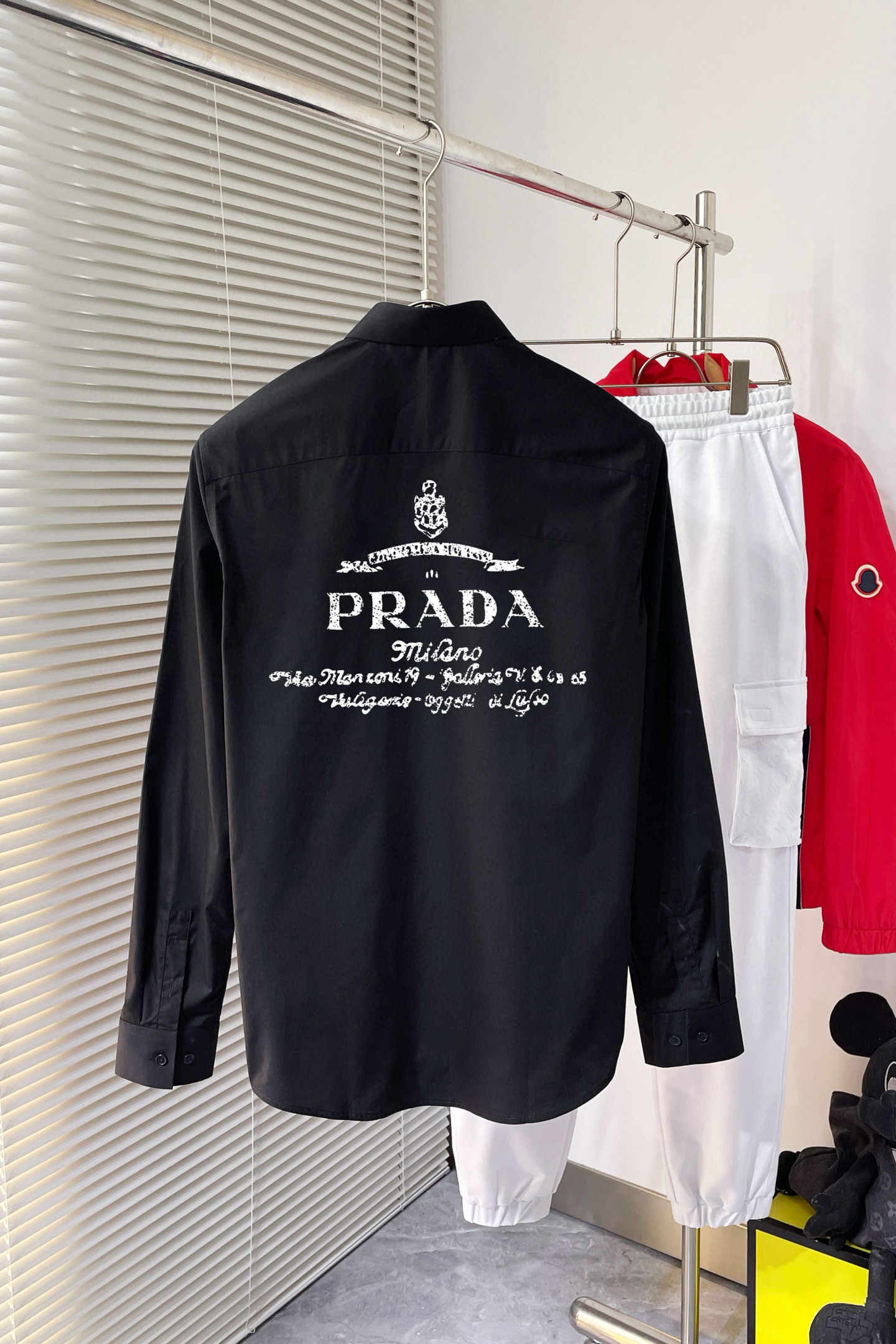 ￼ ￼ ￼ ￼ 普拉达 专柜最新款男士必备款长袖衬衫，100%天然棉，舒服透气，原单狠货，原版面料，柔软