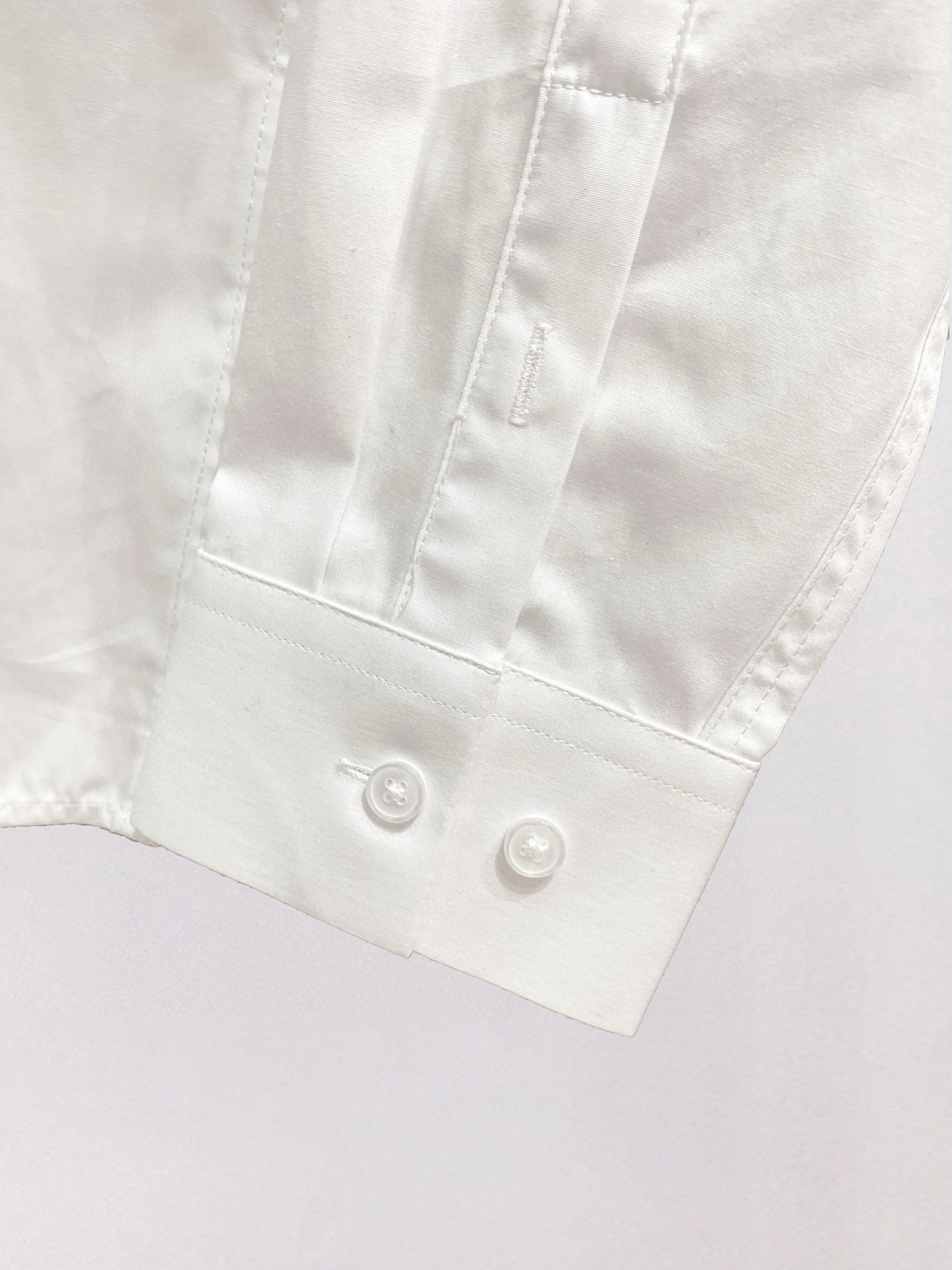 ￼ ￼ ￼ ￼ 迪奥 专柜最新款男士必备款长袖衬衫，100%天然棉，舒服透气，原单狠货，原版面料，柔软舒