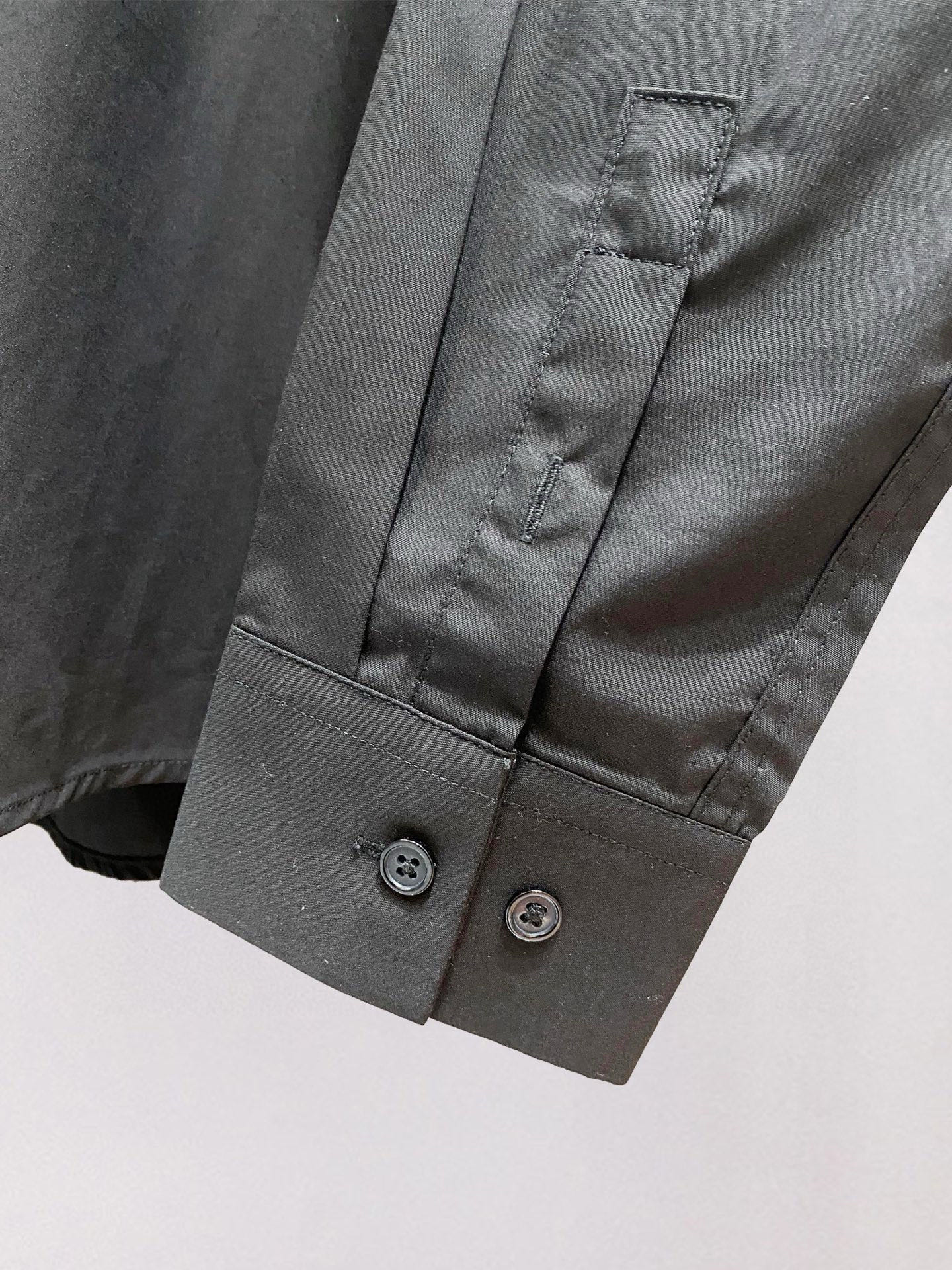 ￼ ￼ ￼ ￼ 迪奥 专柜最新款男士必备款长袖衬衫，100%天然棉，舒服透气，原单狠货，原版面料，柔软舒