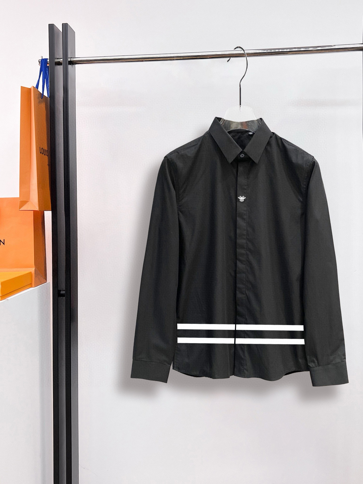 ￼ ￼ ￼ ￼ 迪奥 专柜最新款男士必备款长袖衬衫，100%天然棉，舒服透气，原单狠货，原版面料，柔软舒