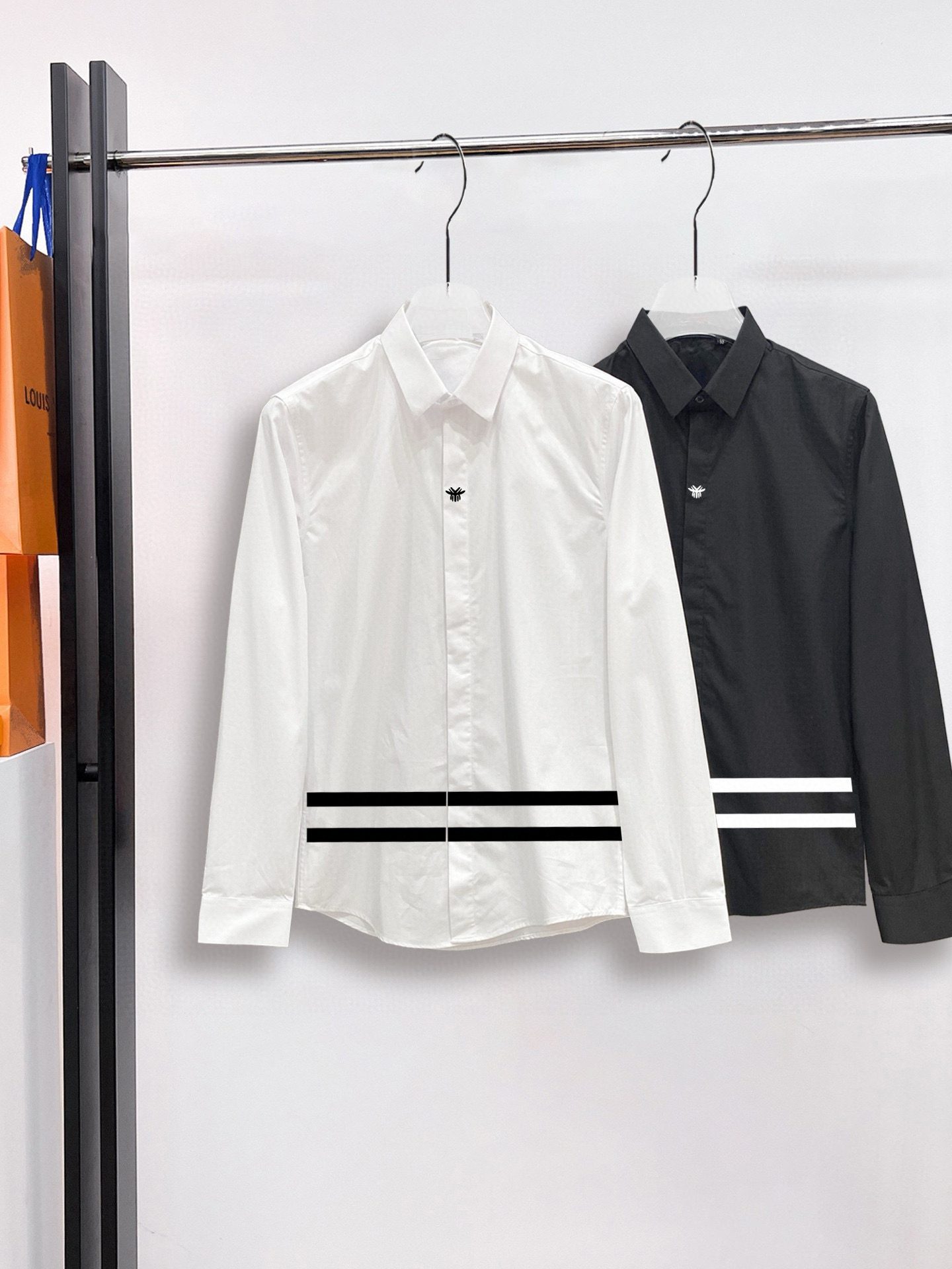 ￼ ￼ ￼ ￼ 迪奥 专柜最新款男士必备款长袖衬衫，100%天然棉，舒服透气，原单狠货，原版面料，柔软舒