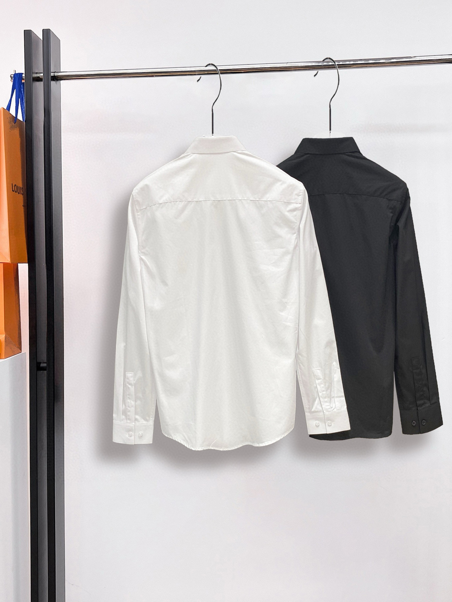 ￼ ￼ ￼ ￼ 迪奥 专柜最新款男士必备款长袖衬衫，100%天然棉，舒服透气，原单狠货，原版面料，柔软舒