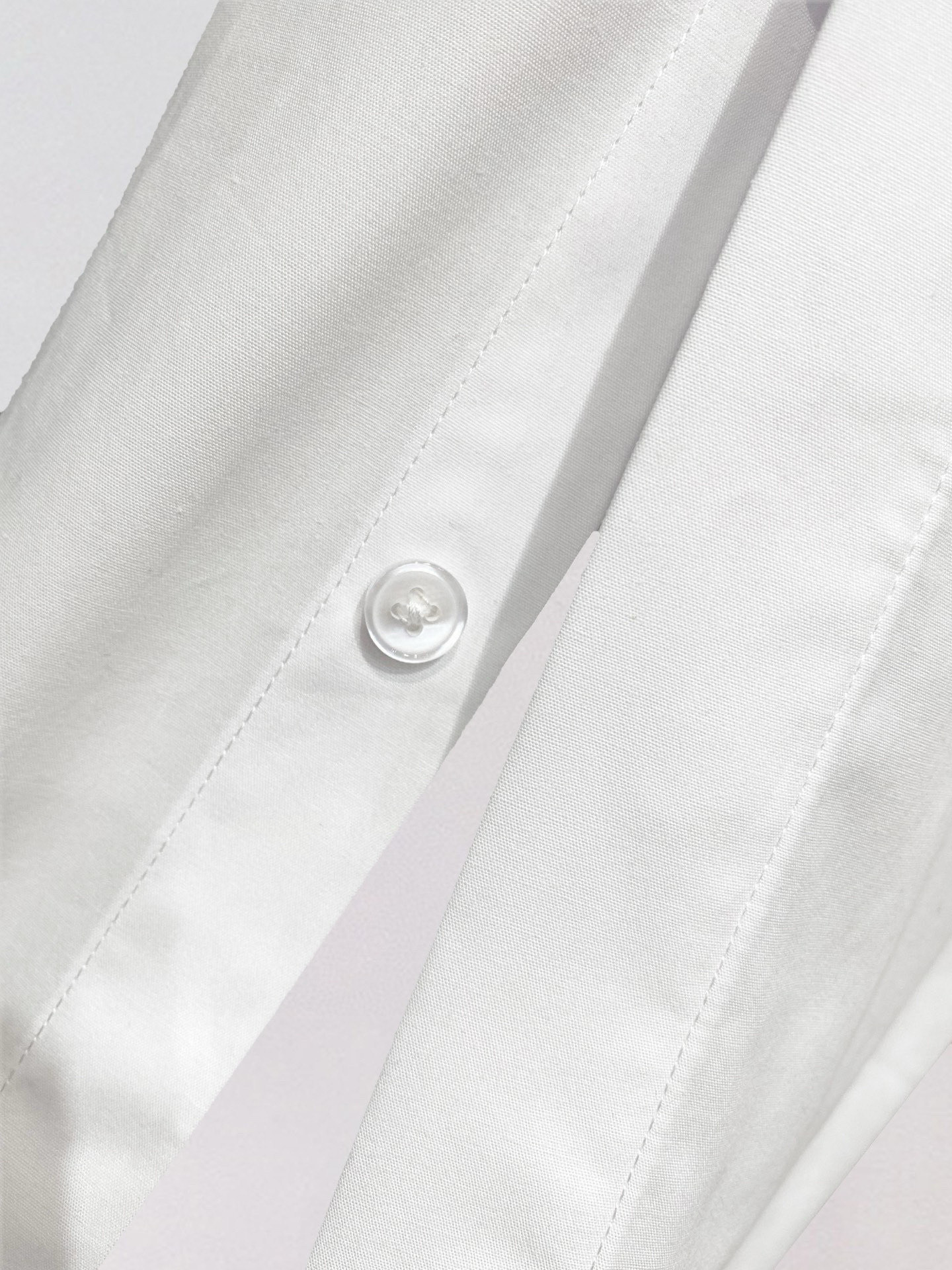 ￼ ￼ ￼ ￼ 迪奥 专柜最新款男士必备款长袖衬衫，100%天然棉，舒服透气，原单狠货，原版面料，柔软舒