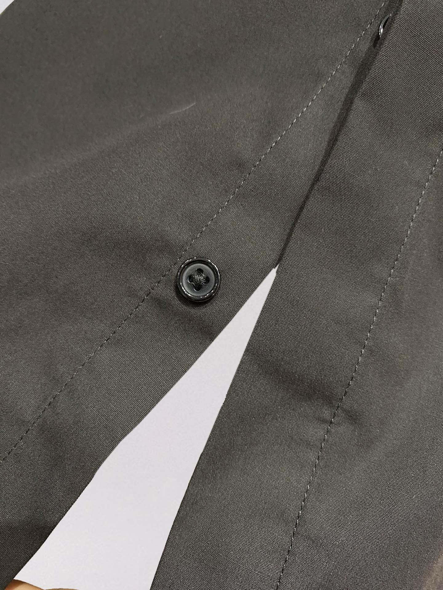 ￼ ￼ ￼ ￼ 迪奥 专柜最新款男士必备款长袖衬衫，100%天然棉，舒服透气，原单狠货，原版面料，柔软舒